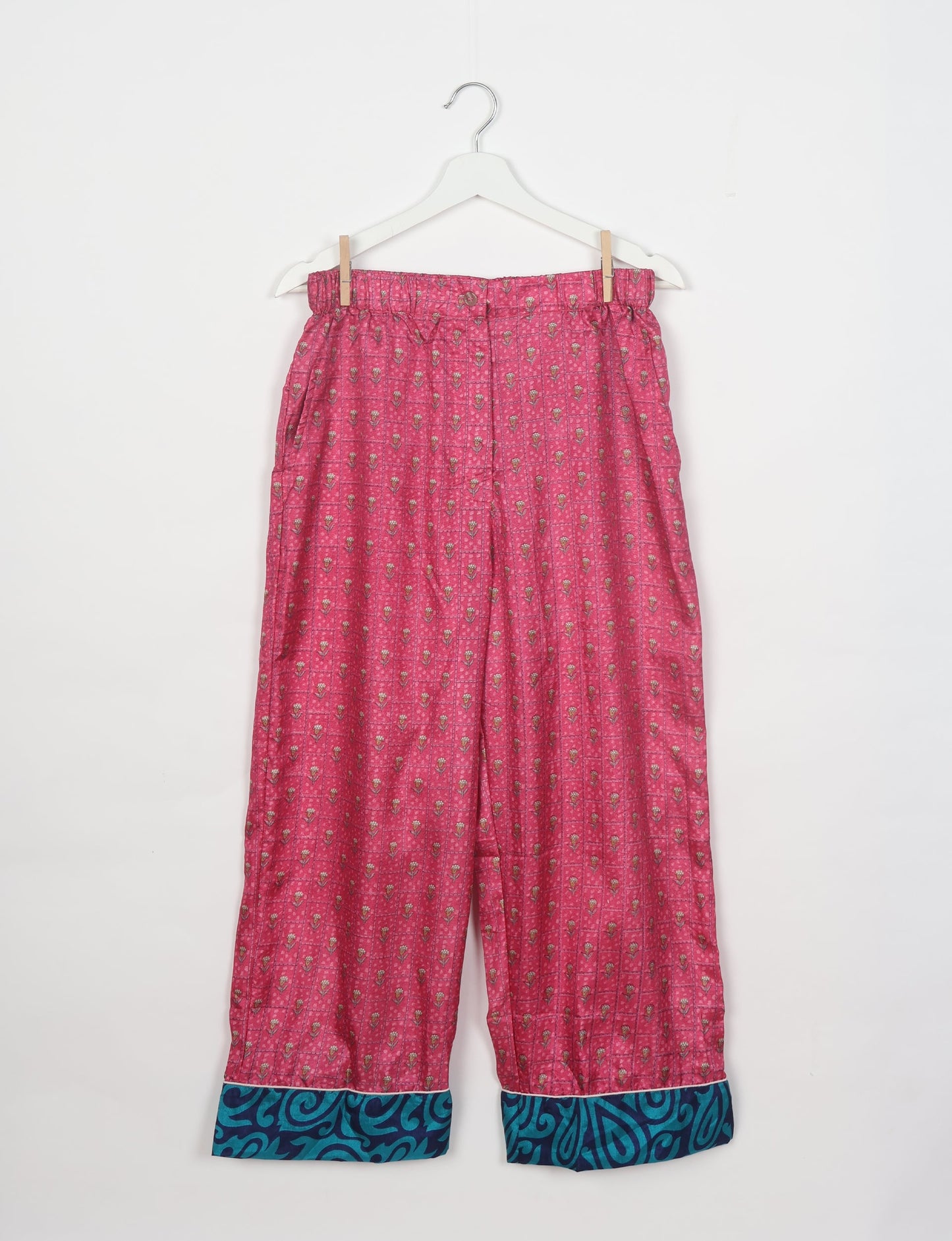 Choose sustainable sleepwear with our PJ SET – perfect for conscious living. From chilling to entertaining, these day-to-night pajamas feature an ethically crafted long-sleeve button-down and elastic-waist pants. Elevate your sleepwear with eco-friendly elegance.