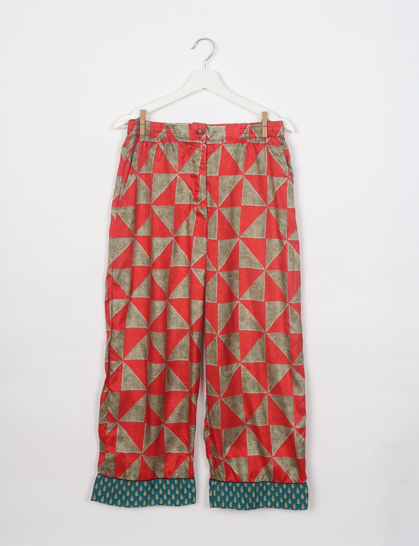 Choose sustainable sleepwear with our PJ SET – perfect for conscious living. From chilling to entertaining, these day-to-night pajamas feature an ethically crafted long-sleeve button-down and elastic-waist pants. Elevate your sleepwear with eco-friendly elegance.