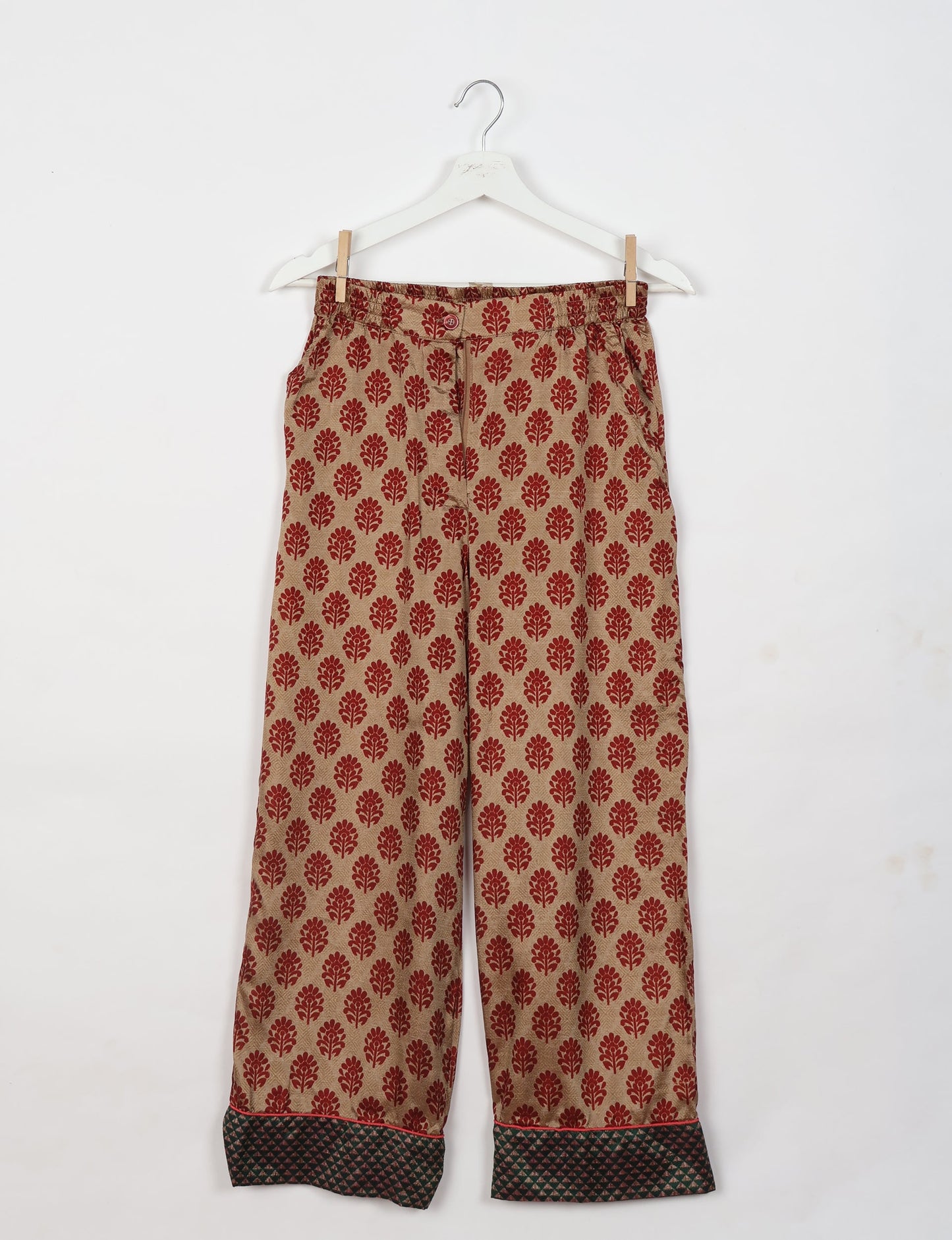 Choose sustainable sleepwear with our PJ SET – perfect for conscious living. From chilling to entertaining, these day-to-night pajamas feature an ethically crafted long-sleeve button-down and elastic-waist pants. Elevate your sleepwear with eco-friendly elegance.