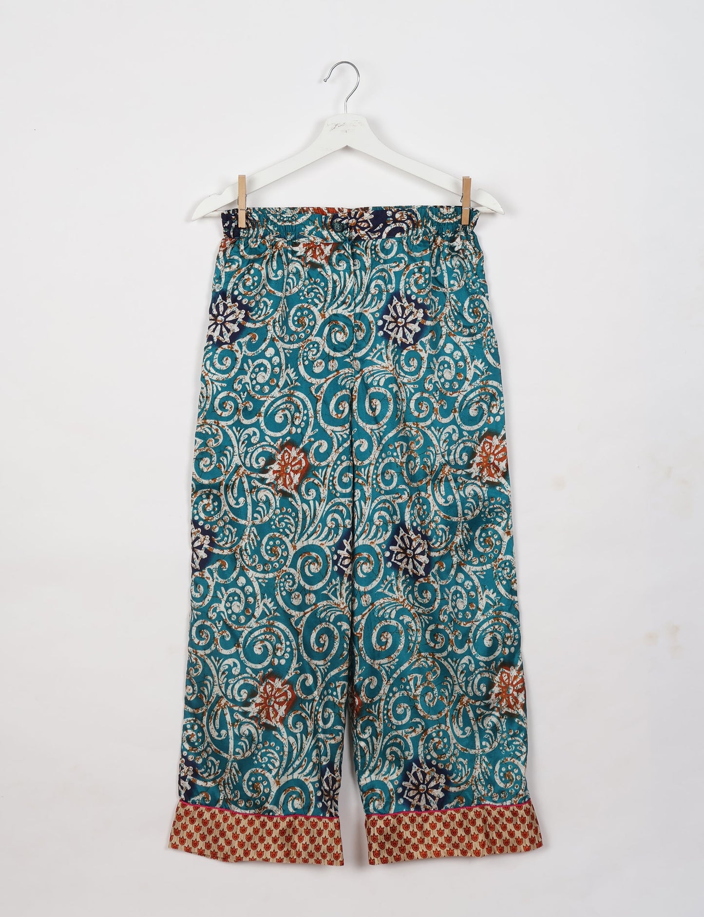 Choose sustainable sleepwear with our PJ SET – perfect for conscious living. From chilling to entertaining, these day-to-night pajamas feature an ethically crafted long-sleeve button-down and elastic-waist pants. Elevate your sleepwear with eco-friendly elegance.