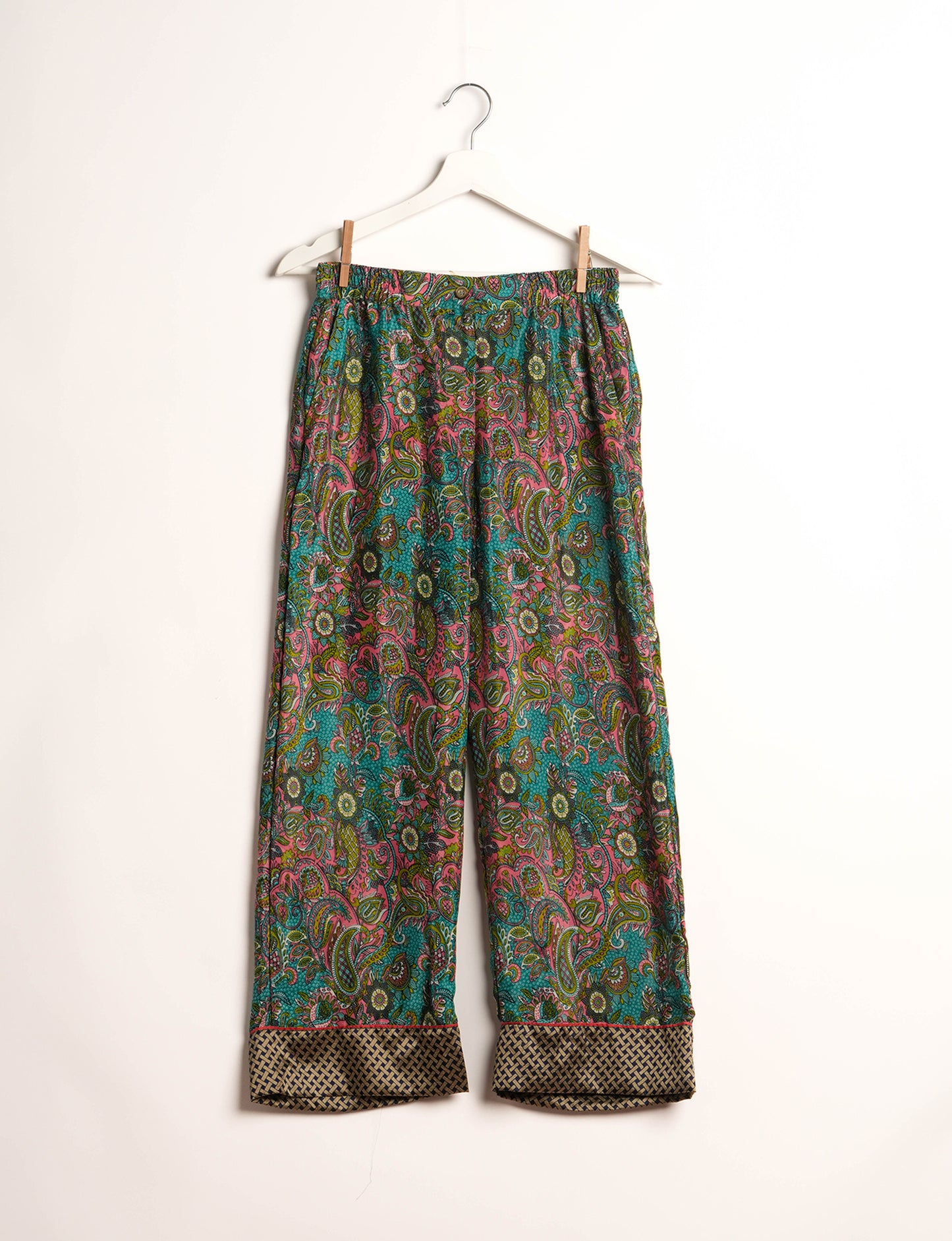 Choose sustainable sleepwear with our PJ SET – perfect for conscious living. From chilling to entertaining, these day-to-night pajamas feature an ethically crafted long-sleeve button-down and elastic-waist pants. Elevate your sleepwear with eco-friendly elegance.