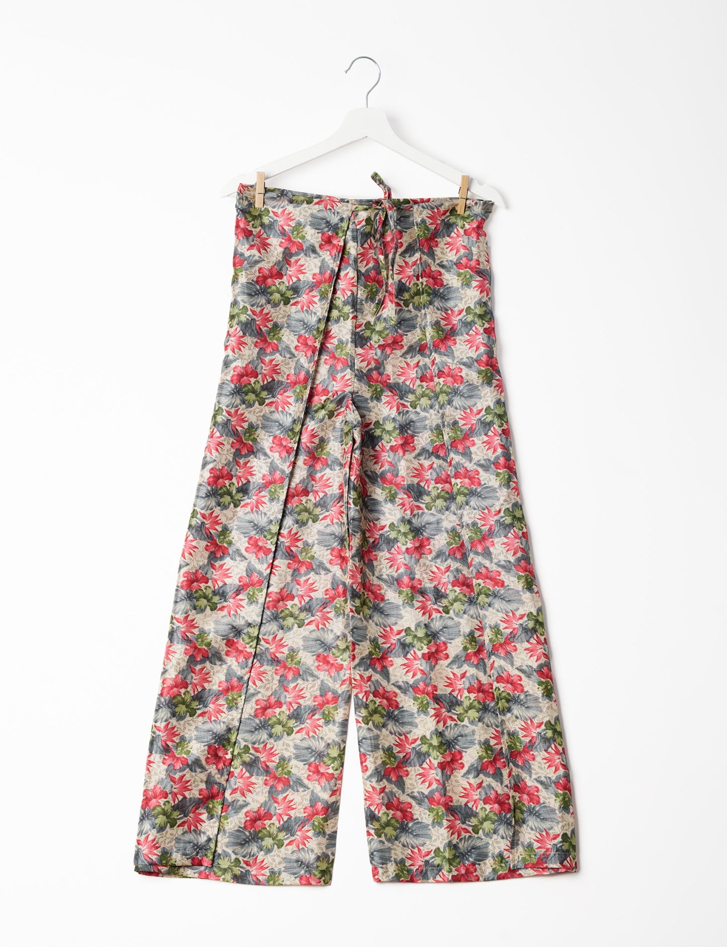 Immerse yourself in the vibrant allure of our PANTA PAREO – a distinctive piece made from handpicked, pre-worn saris, and carefully reworked by local artisans. This pareo is more than just a getaway must-have; it's a sustainable statement. Ideal as a layer over a bikini or a stylish throw, it brings eco-friendly charm to any room in your home. Embrace the colorful elegance of repurposed saris with the PANTA PAREO – an essential addition to your wardrobe for conscious and stylish living.