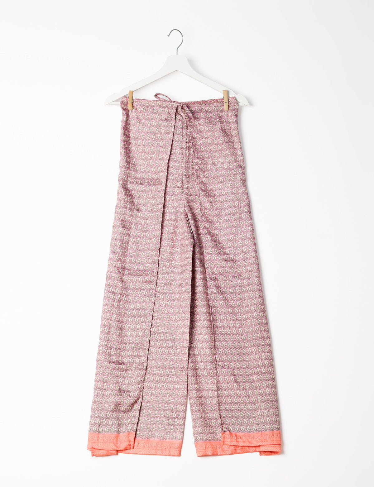 Immerse yourself in the vibrant allure of our PANTA PAREO – a distinctive piece made from handpicked, pre-worn saris, and carefully reworked by local artisans. This pareo is more than just a getaway must-have; it's a sustainable statement. Ideal as a layer over a bikini or a stylish throw, it brings eco-friendly charm to any room in your home. Embrace the colorful elegance of repurposed saris with the PANTA PAREO – an essential addition to your wardrobe for conscious and stylish living.