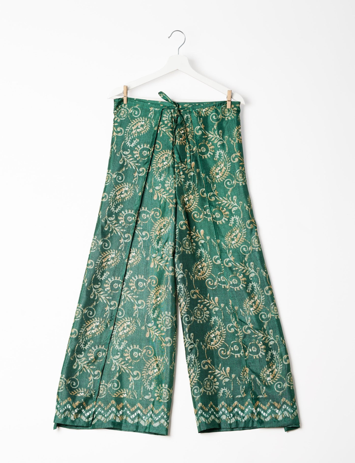 Immerse yourself in the vibrant allure of our PANTA PAREO – a distinctive piece made from handpicked, pre-worn saris, and carefully reworked by local artisans. This pareo is more than just a getaway must-have; it's a sustainable statement. Ideal as a layer over a bikini or a stylish throw, it brings eco-friendly charm to any room in your home. Embrace the colorful elegance of repurposed saris with the PANTA PAREO – an essential addition to your wardrobe for conscious and stylish living.