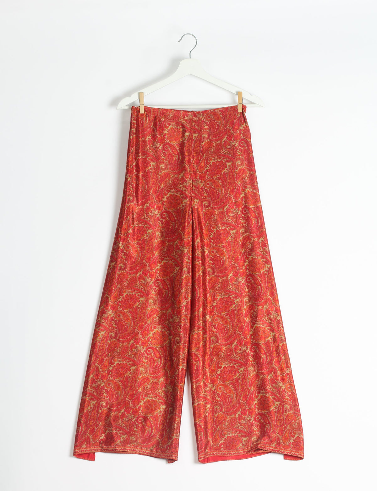 Immerse yourself in the vibrant allure of our PANTA PAREO – a distinctive piece made from handpicked, pre-worn saris, and carefully reworked by local artisans. This pareo is more than just a getaway must-have; it's a sustainable statement. Ideal as a layer over a bikini or a stylish throw, it brings eco-friendly charm to any room in your home. Embrace the colorful elegance of repurposed saris with the PANTA PAREO – an essential addition to your wardrobe for conscious and stylish living.