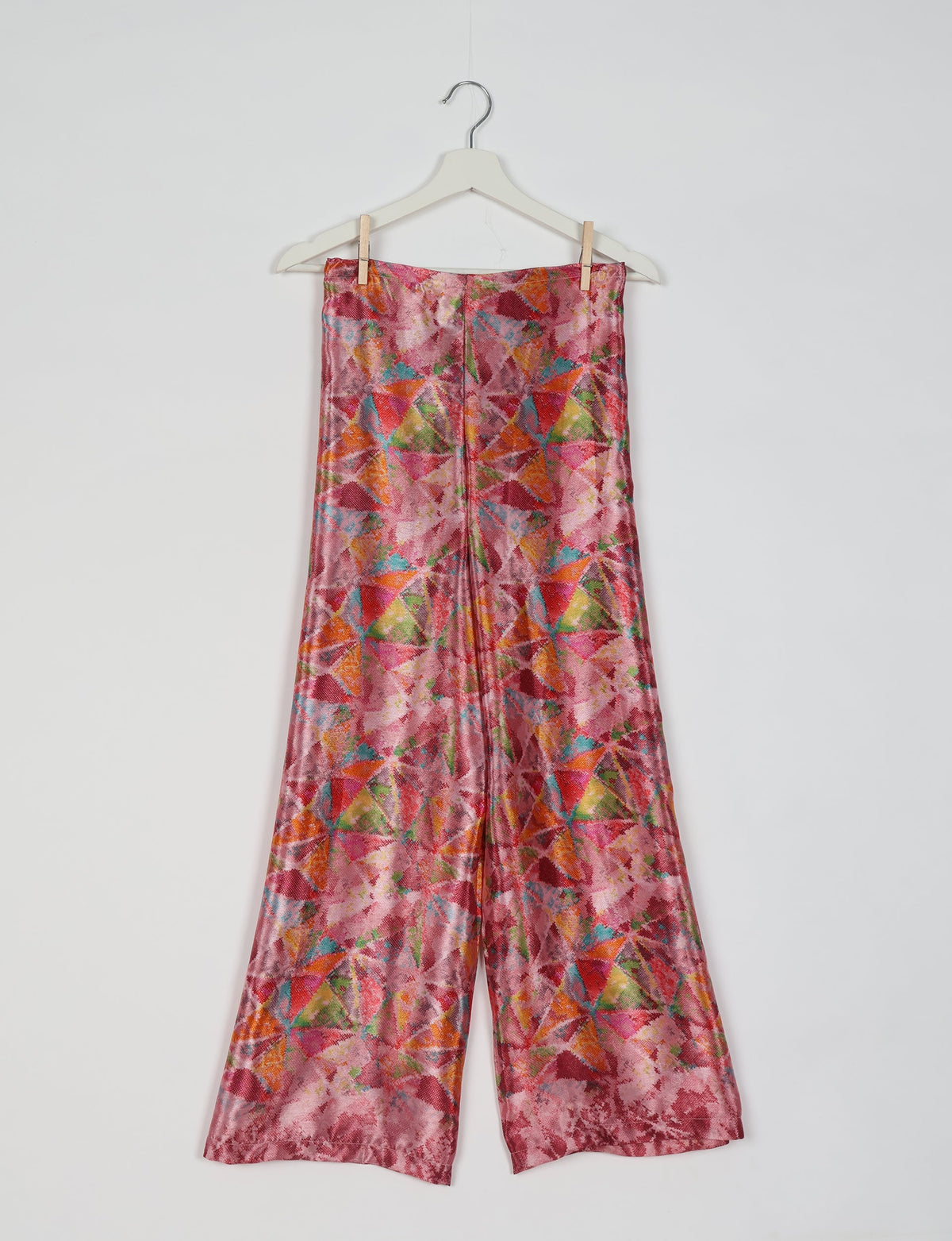 Immerse yourself in the vibrant allure of our PANTA PAREO – a distinctive piece made from handpicked, pre-worn saris, and carefully reworked by local artisans. This pareo is more than just a getaway must-have; it's a sustainable statement. Ideal as a layer over a bikini or a stylish throw, it brings eco-friendly charm to any room in your home. Embrace the colorful elegance of repurposed saris with the PANTA PAREO – an essential addition to your wardrobe for conscious and stylish living.