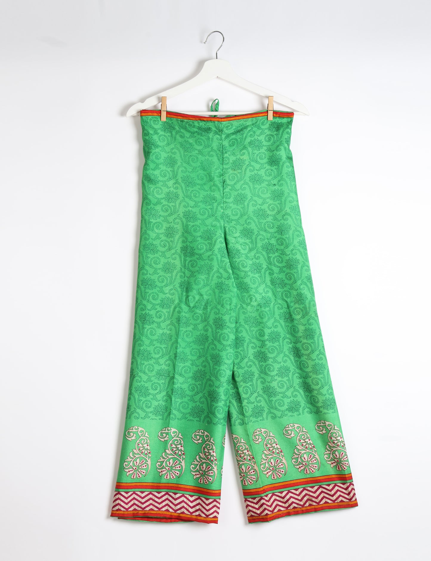 Immerse yourself in the vibrant allure of our PANTA PAREO – a distinctive piece made from handpicked, pre-worn saris, and carefully reworked by local artisans. This pareo is more than just a getaway must-have; it's a sustainable statement. Ideal as a layer over a bikini or a stylish throw, it brings eco-friendly charm to any room in your home. Embrace the colorful elegance of repurposed saris with the PANTA PAREO – an essential addition to your wardrobe for conscious and stylish living.