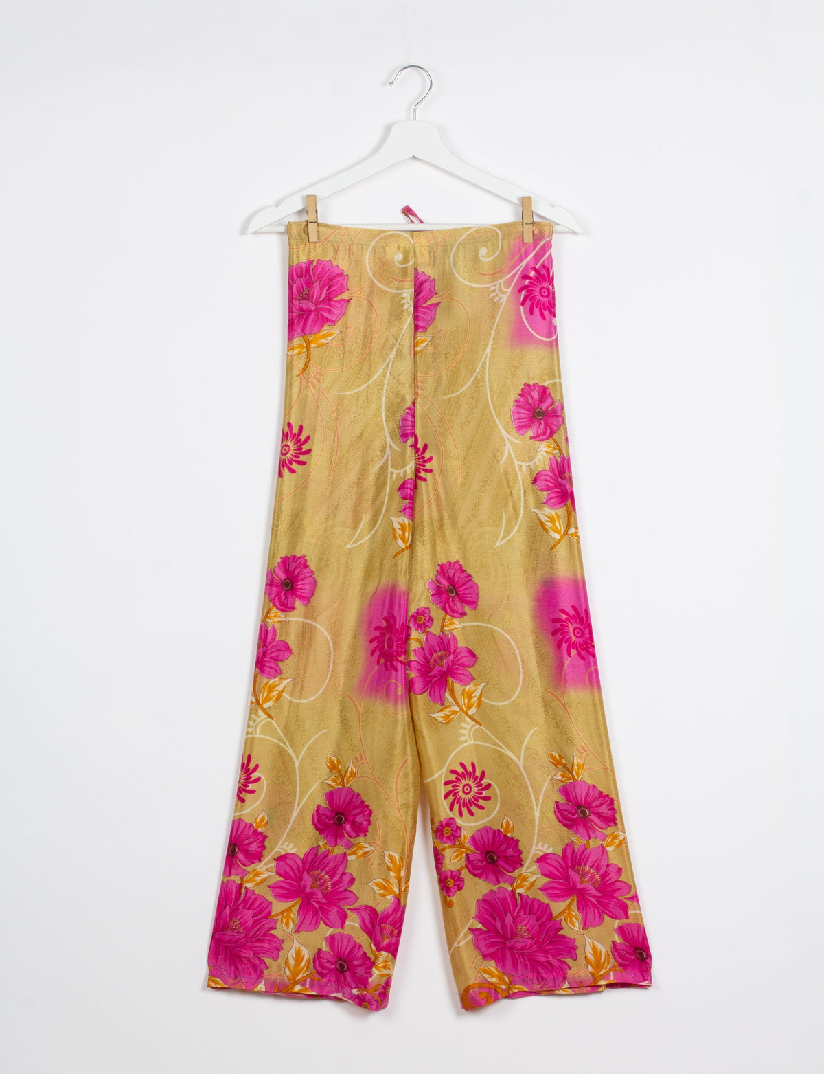 Immerse yourself in the vibrant allure of our PANTA PAREO ā a distinctive piece made from handpicked, pre-worn saris, and carefully reworked by local artisans. This pareo is more than just a getaway must-have; it's a sustainable statement. Ideal as a layer over a bikini or a stylish throw, it brings eco-friendly charm to any room in your home. Embrace the colorful elegance of repurposed saris with the PANTA PAREO ā an essential addition to your wardrobe for conscious and stylish living.