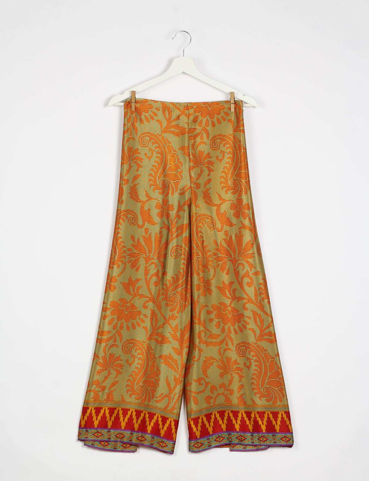 Immerse yourself in the vibrant allure of our PANTA PAREO – a distinctive piece made from handpicked, pre-worn saris, and carefully reworked by local artisans. This pareo is more than just a getaway must-have; it's a sustainable statement. Ideal as a layer over a bikini or a stylish throw, it brings eco-friendly charm to any room in your home. Embrace the colorful elegance of repurposed saris with the PANTA PAREO – an essential addition to your wardrobe for conscious and stylish living.