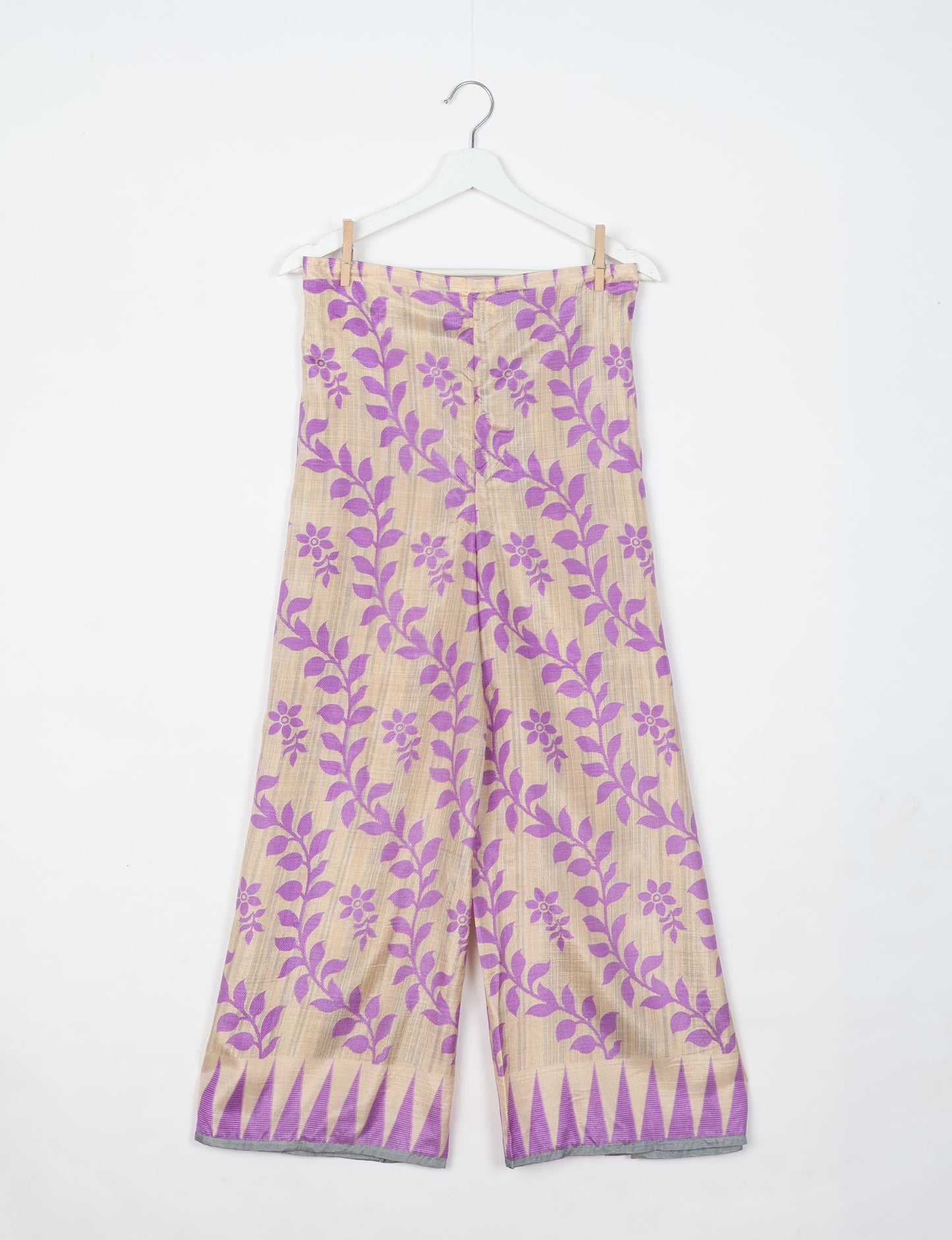 Immerse yourself in the vibrant allure of our PANTA PAREO – a distinctive piece made from handpicked, pre-worn saris, and carefully reworked by local artisans. This pareo is more than just a getaway must-have; it's a sustainable statement. Ideal as a layer over a bikini or a stylish throw, it brings eco-friendly charm to any room in your home. Embrace the colorful elegance of repurposed saris with the PANTA PAREO – an essential addition to your wardrobe for conscious and stylish living.