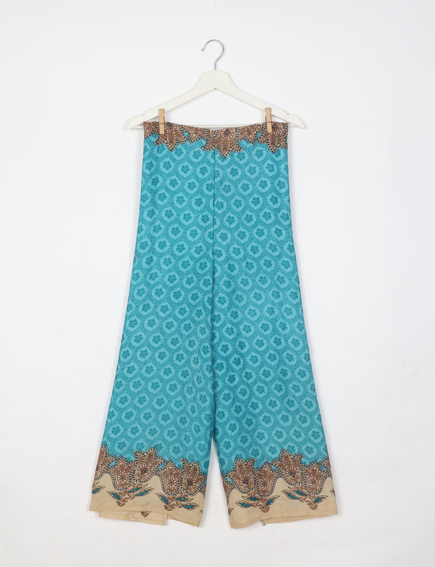 Immerse yourself in the vibrant allure of our PANTA PAREO – a distinctive piece made from handpicked, pre-worn saris, and carefully reworked by local artisans. This pareo is more than just a getaway must-have; it's a sustainable statement. Ideal as a layer over a bikini or a stylish throw, it brings eco-friendly charm to any room in your home. Embrace the colorful elegance of repurposed saris with the PANTA PAREO – an essential addition to your wardrobe for conscious and stylish living.