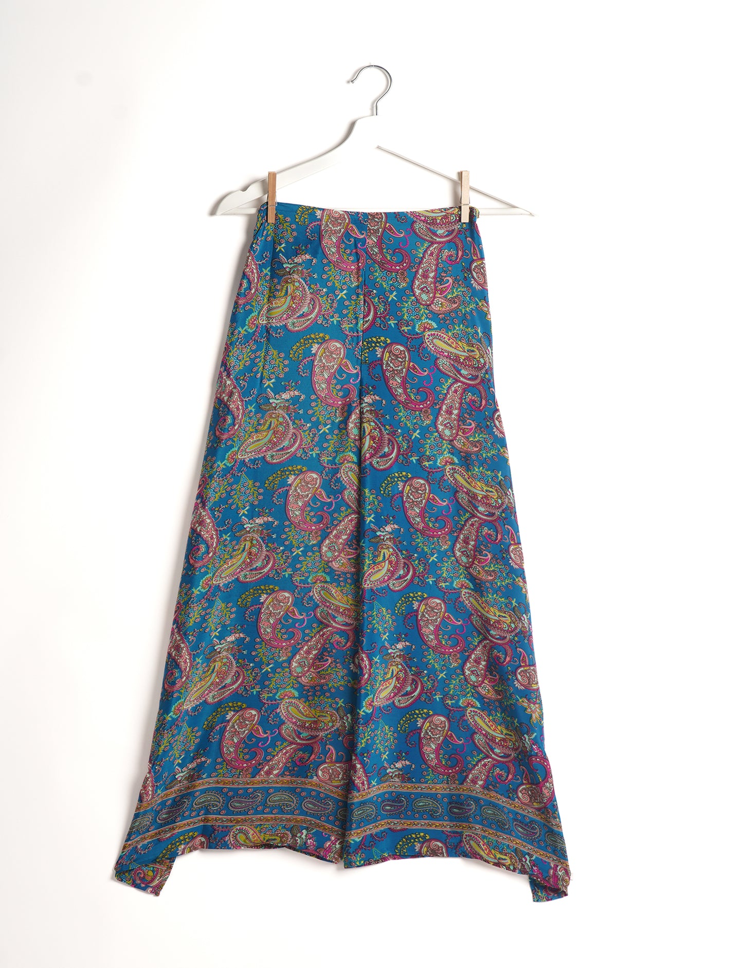 Immerse yourself in the vibrant allure of our PANTA PAREO – a distinctive piece made from handpicked, pre-worn saris, and carefully reworked by local artisans. This pareo is more than just a getaway must-have; it's a sustainable statement. Ideal as a layer over a bikini or a stylish throw, it brings eco-friendly charm to any room in your home. Embrace the colorful elegance of repurposed saris with the PANTA PAREO – an essential addition to your wardrobe for conscious and stylish living.