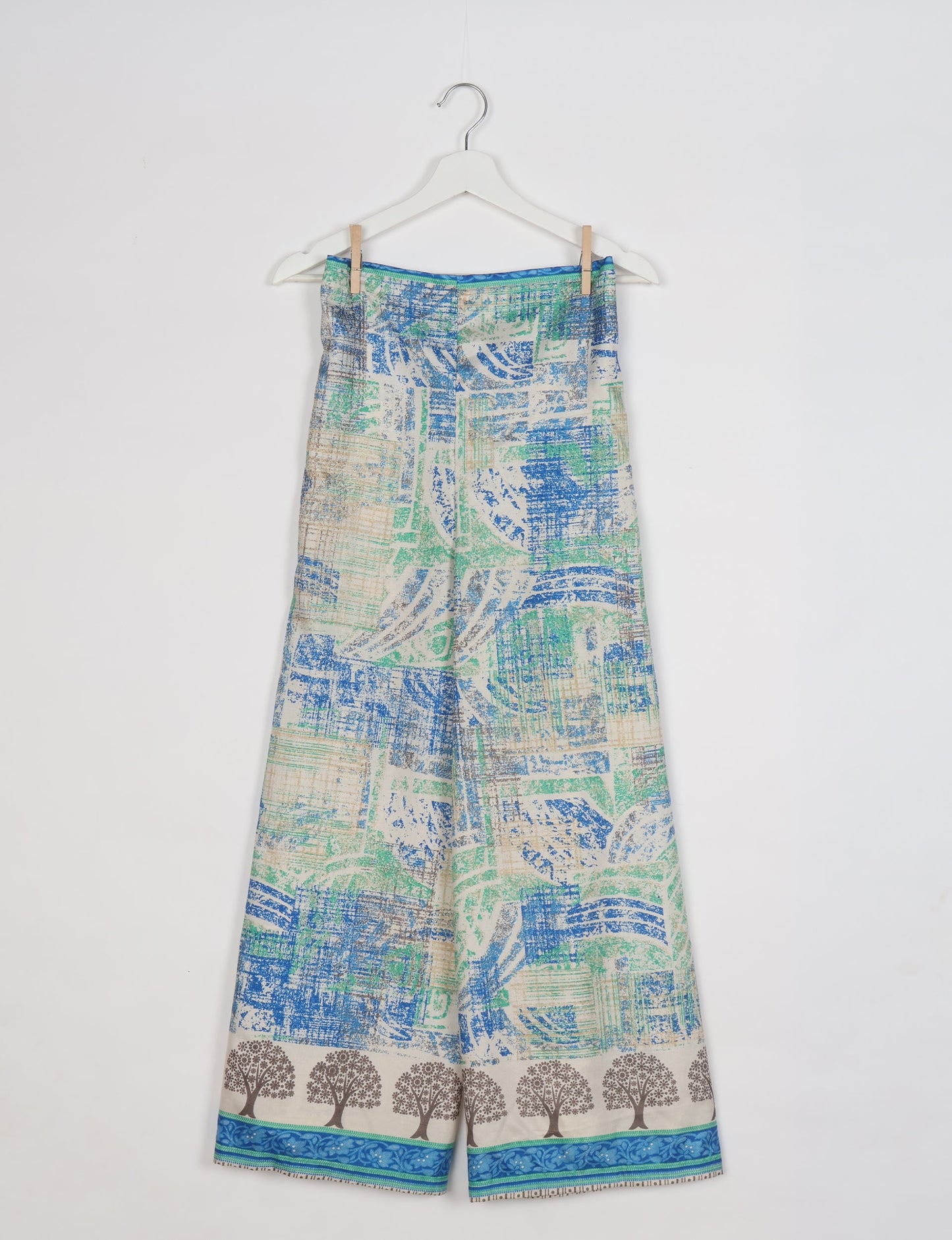 Immerse yourself in the vibrant allure of our PANTA PAREO – a distinctive piece made from handpicked, pre-worn saris, and carefully reworked by local artisans. This pareo is more than just a getaway must-have; it's a sustainable statement. Ideal as a layer over a bikini or a stylish throw, it brings eco-friendly charm to any room in your home. Embrace the colorful elegance of repurposed saris with the PANTA PAREO – an essential addition to your wardrobe for conscious and stylish living.