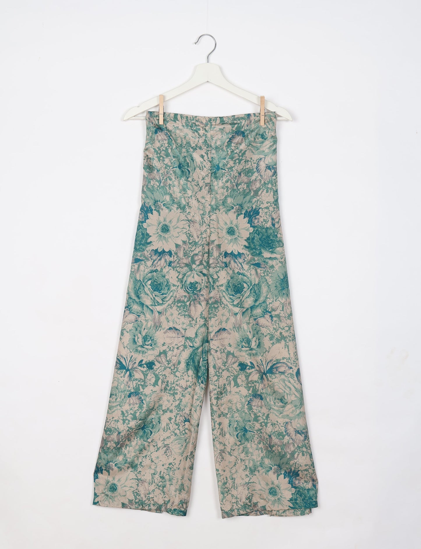 Immerse yourself in the vibrant allure of our PANTA PAREO – a distinctive piece made from handpicked, pre-worn saris, and carefully reworked by local artisans. This pareo is more than just a getaway must-have; it's a sustainable statement. Ideal as a layer over a bikini or a stylish throw, it brings eco-friendly charm to any room in your home. Embrace the colorful elegance of repurposed saris with the PANTA PAREO – an essential addition to your wardrobe for conscious and stylish living.