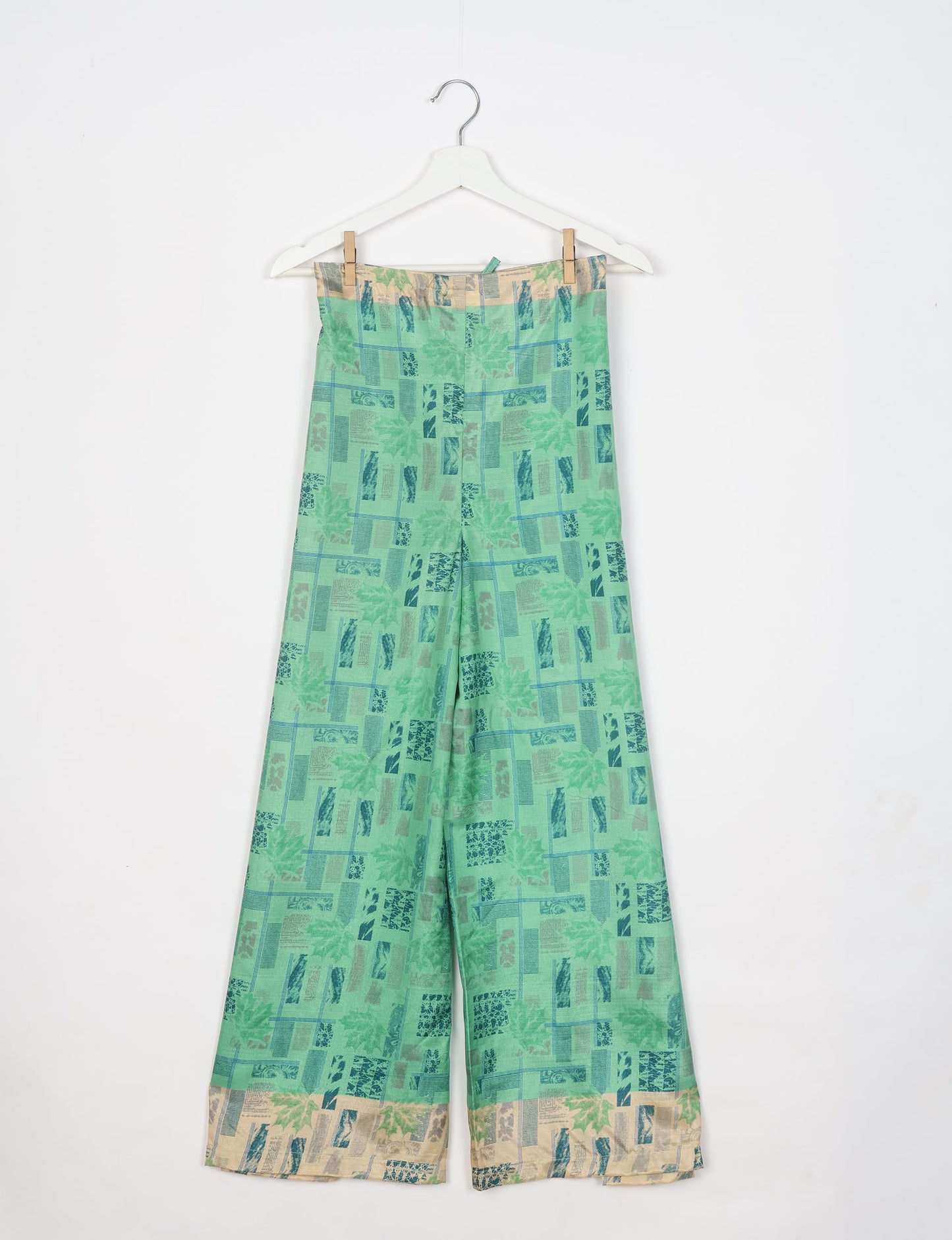 Immerse yourself in the vibrant allure of our PANTA PAREO – a distinctive piece made from handpicked, pre-worn saris, and carefully reworked by local artisans. This pareo is more than just a getaway must-have; it's a sustainable statement. Ideal as a layer over a bikini or a stylish throw, it brings eco-friendly charm to any room in your home. Embrace the colorful elegance of repurposed saris with the PANTA PAREO – an essential addition to your wardrobe for conscious and stylish living.