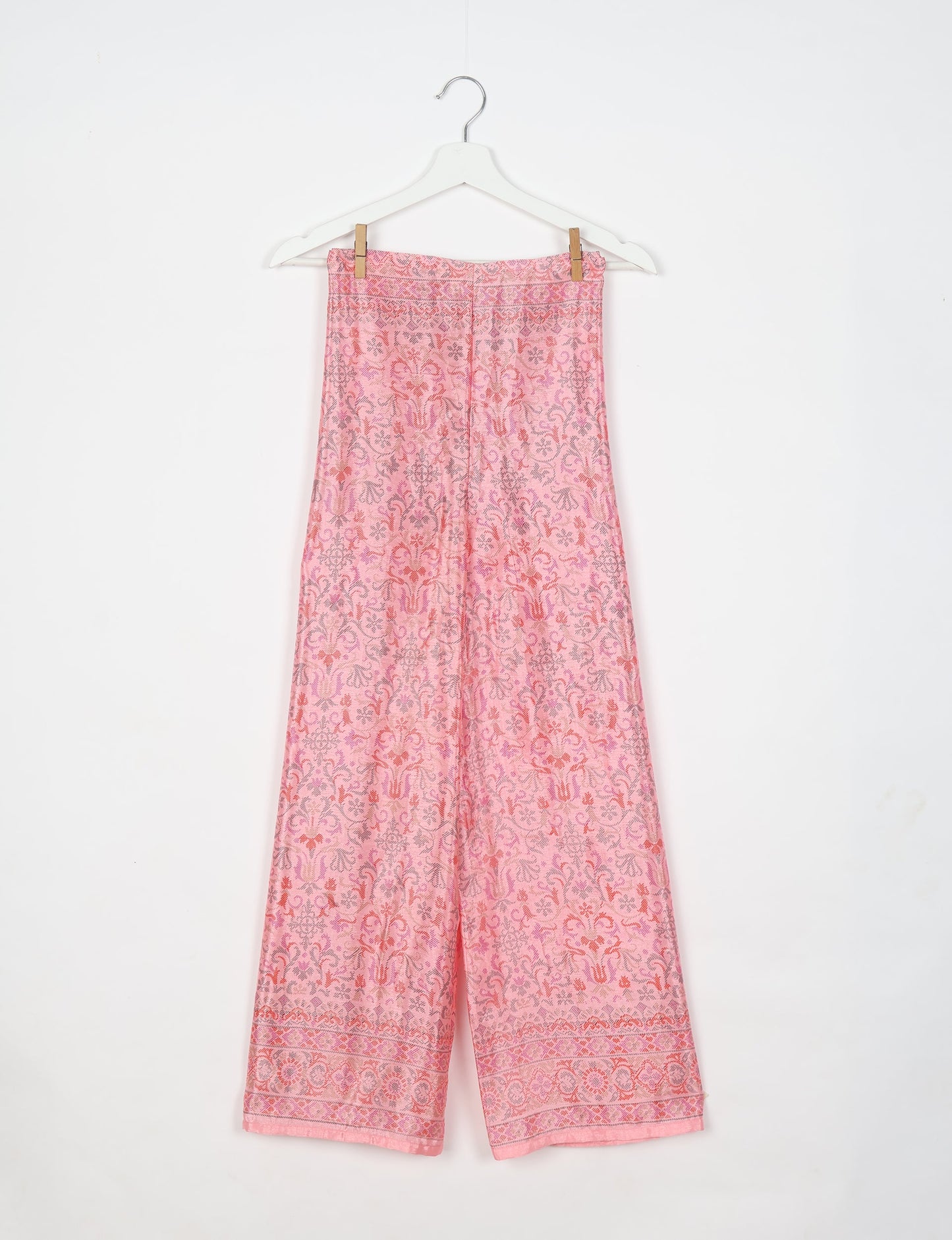 Immerse yourself in the vibrant allure of our PANTA PAREO – a distinctive piece made from handpicked, pre-worn saris, and carefully reworked by local artisans. This pareo is more than just a getaway must-have; it's a sustainable statement. Ideal as a layer over a bikini or a stylish throw, it brings eco-friendly charm to any room in your home. Embrace the colorful elegance of repurposed saris with the PANTA PAREO – an essential addition to your wardrobe for conscious and stylish living.