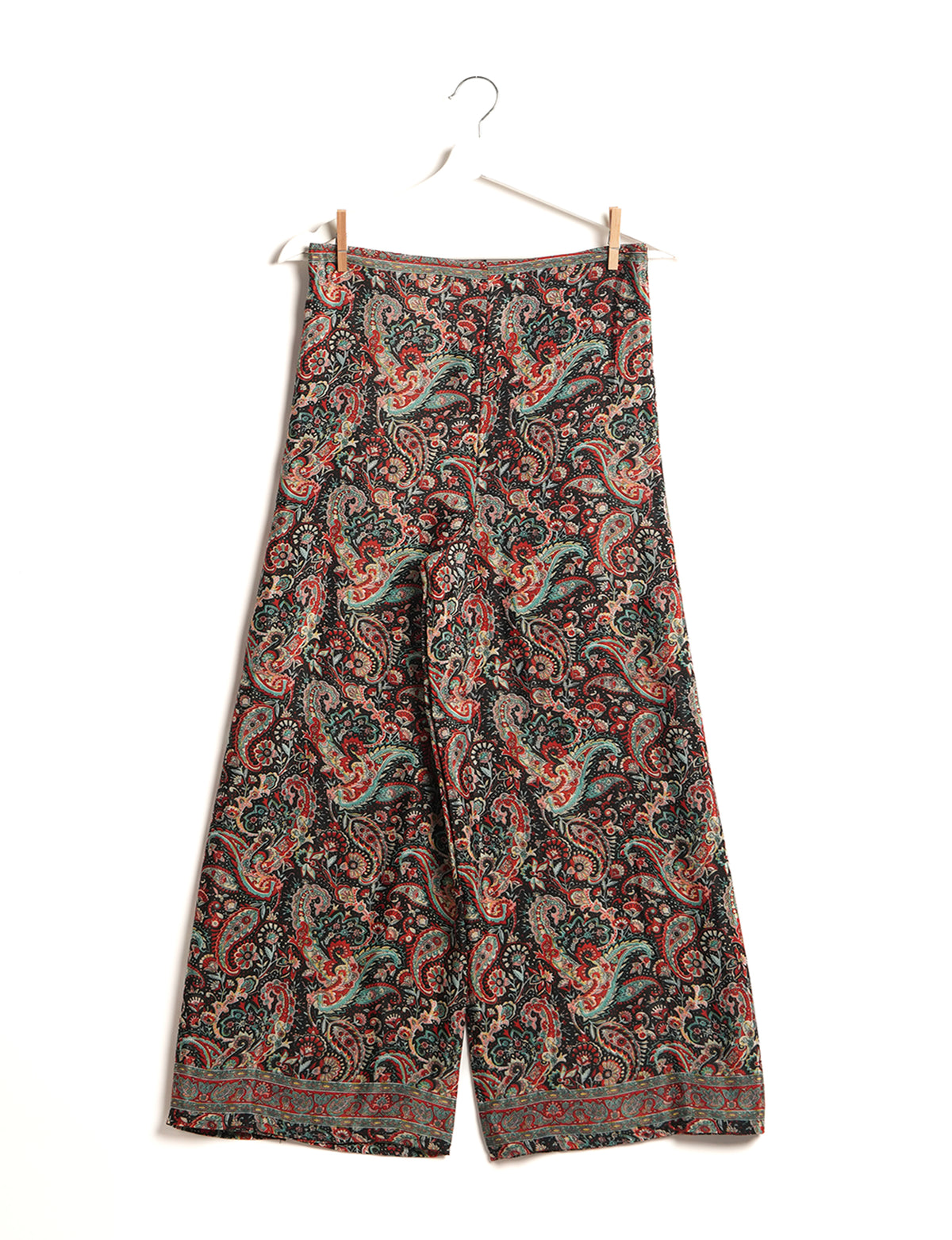 Immerse yourself in the vibrant allure of our PANTA PAREO – a distinctive piece made from handpicked, pre-worn saris, and carefully reworked by local artisans. This pareo is more than just a getaway must-have; it's a sustainable statement. Ideal as a layer over a bikini or a stylish throw, it brings eco-friendly charm to any room in your home. Embrace the colorful elegance of repurposed saris with the PANTA PAREO – an essential addition to your wardrobe for conscious and stylish living.