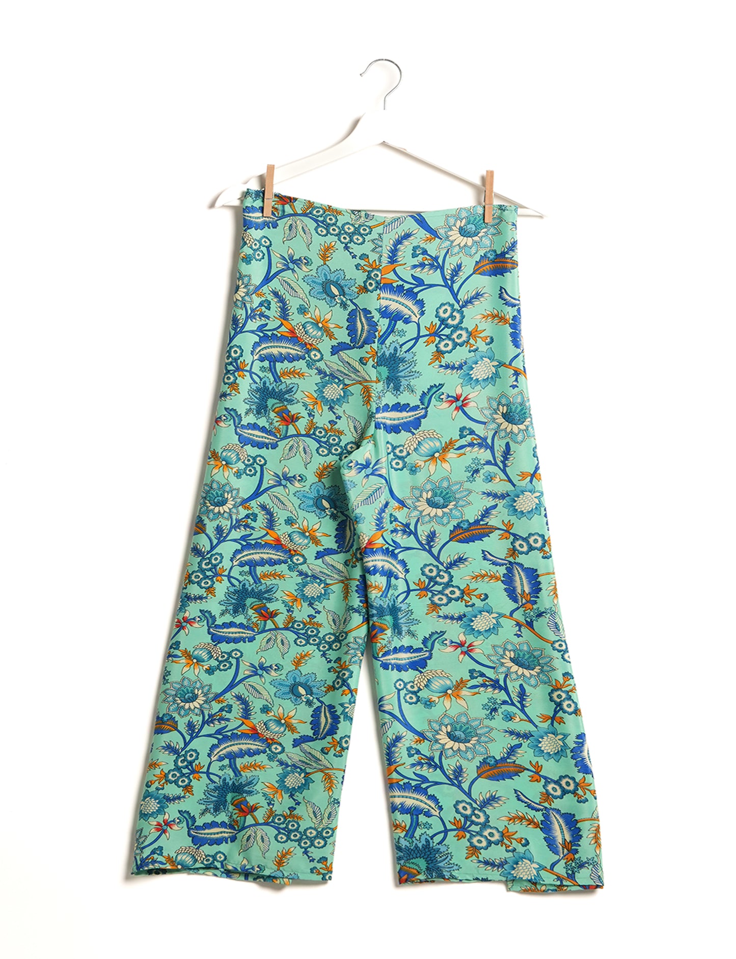 Immerse yourself in the vibrant allure of our PANTA PAREO – a distinctive piece made from handpicked, pre-worn saris, and carefully reworked by local artisans. This pareo is more than just a getaway must-have; it's a sustainable statement. Ideal as a layer over a bikini or a stylish throw, it brings eco-friendly charm to any room in your home. Embrace the colorful elegance of repurposed saris with the PANTA PAREO – an essential addition to your wardrobe for conscious and stylish living.