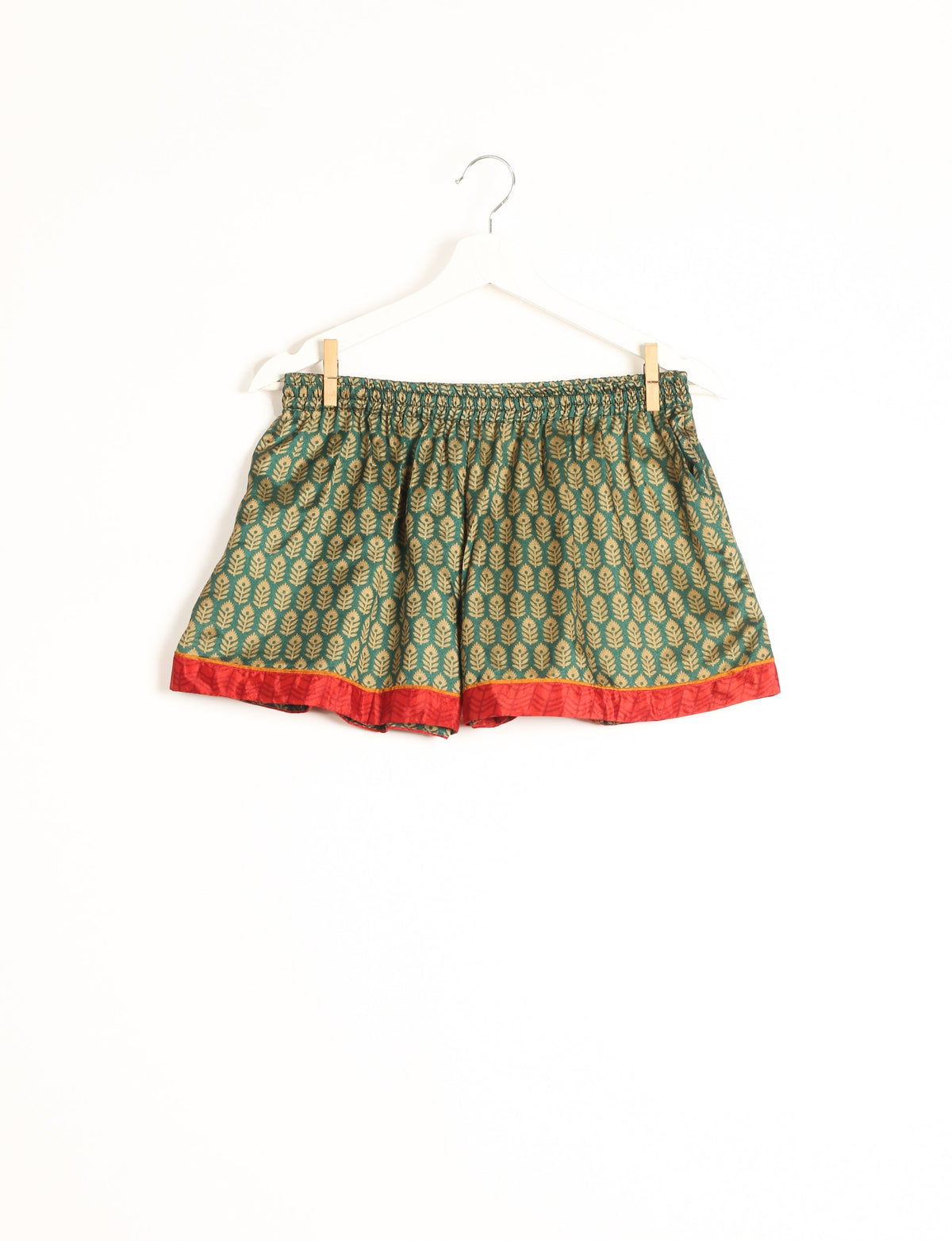 Indulge in comfort and style with our PJ Set Short, now with short sleeves. Crafted from upcycled saris, these shorts embody a zero-waste mentality for sustainable sleepwear. Versatile from day to night, perfect for beach lounging or poolside yoga, these pajamas redefine conscious fashion.