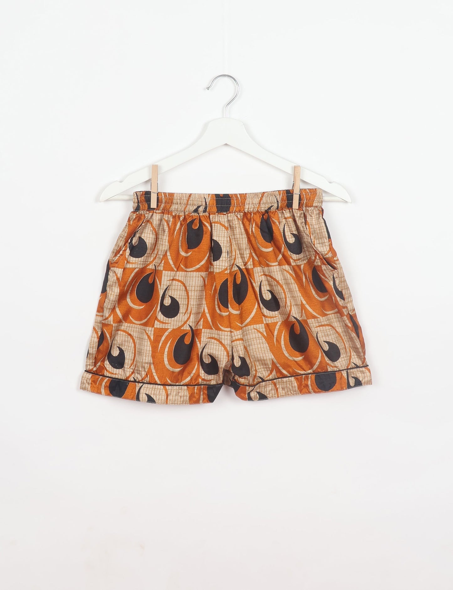 Indulge in comfort and style with our PJ Set Short, now with short sleeves. Crafted from upcycled saris, these shorts embody a zero-waste mentality for sustainable sleepwear. Versatile from day to night, perfect for beach lounging or poolside yoga, these pajamas redefine conscious fashion.