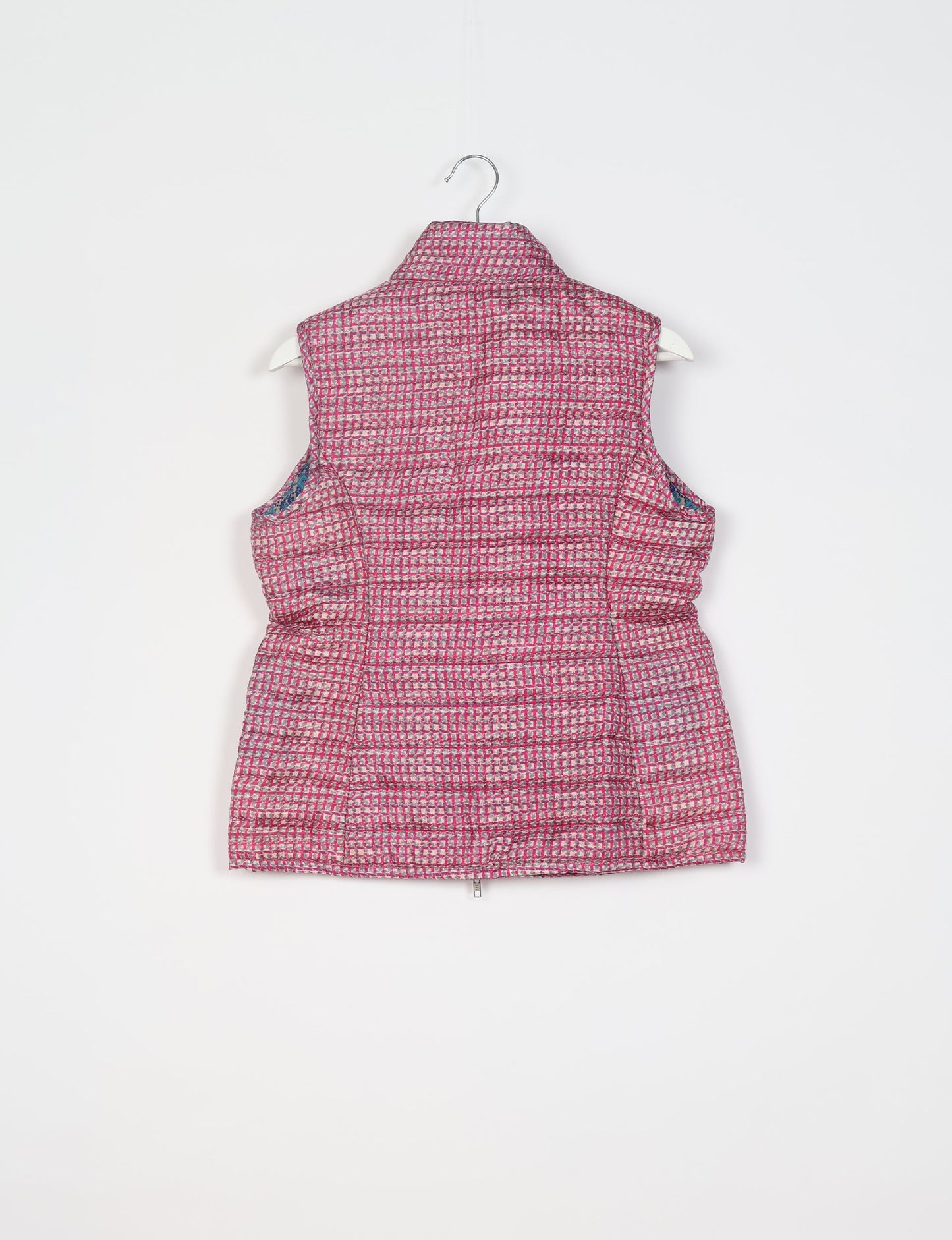 Elevate your style with our QUILTED GILET, crafted from upcycled tropical saris. This sleeveless jacket, with its quilted warmth, is perfect for layering over tees or sweaters. Choose ethical, green fashion and experience the comfort of sustainable living with a touch of home.