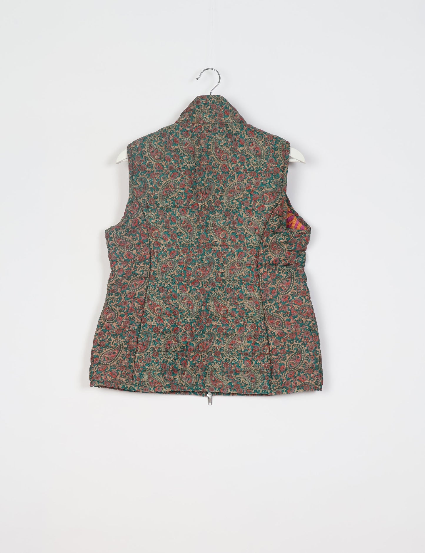 Elevate your style with our QUILTED GILET, crafted from upcycled tropical saris. This sleeveless jacket, with its quilted warmth, is perfect for layering over tees or sweaters. Choose ethical, green fashion and experience the comfort of sustainable living with a touch of home.