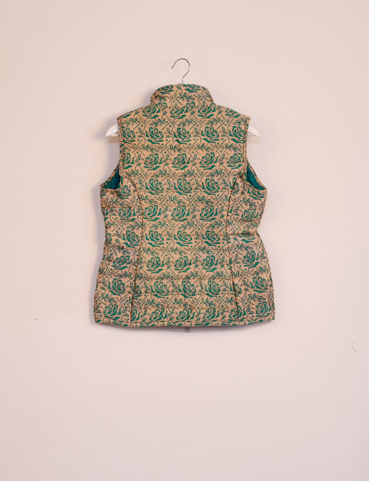 Elevate your style with our QUILTED GILET, crafted from upcycled tropical saris. This sleeveless jacket, with its quilted warmth, is perfect for layering over tees or sweaters. Choose ethical, green fashion and experience the comfort of sustainable living with a touch of home.