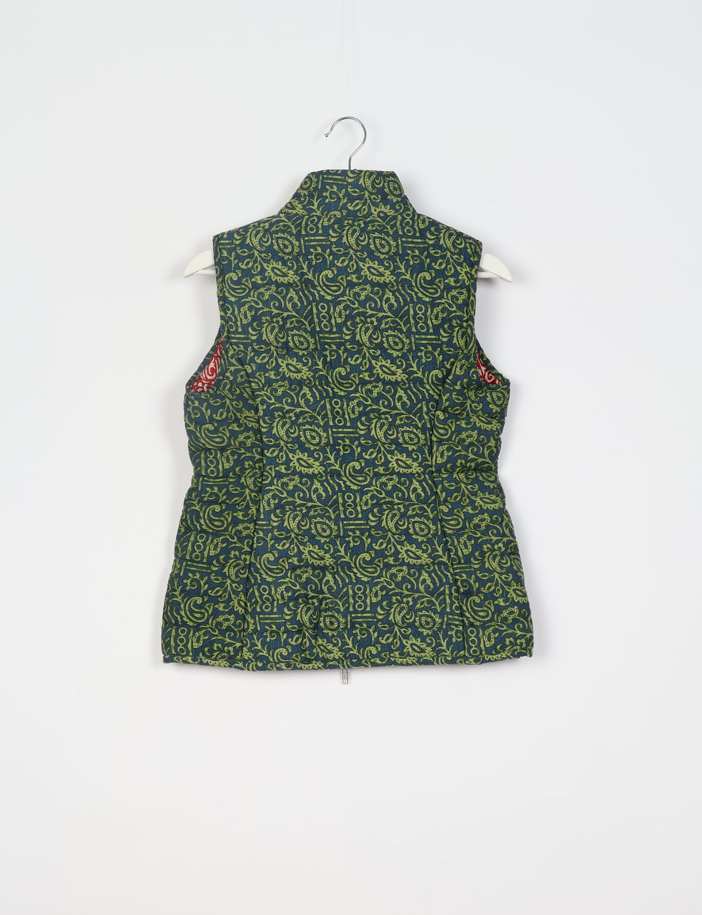 Elevate your style with our QUILTED GILET, crafted from upcycled tropical saris. This sleeveless jacket, with its quilted warmth, is perfect for layering over tees or sweaters. Choose ethical, green fashion and experience the comfort of sustainable living with a touch of home.