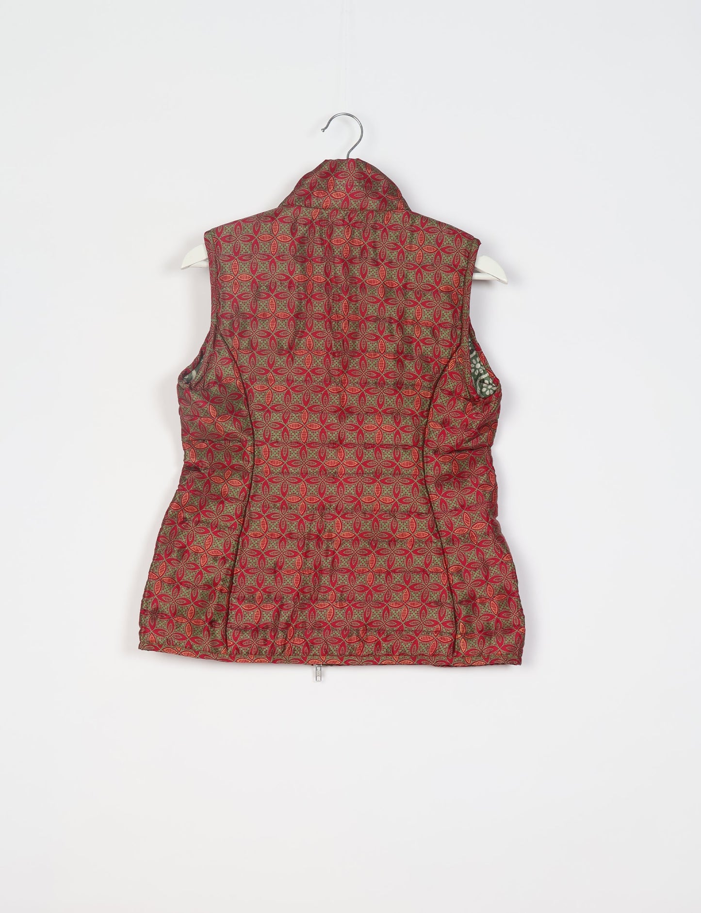 Elevate your style with our QUILTED GILET, crafted from upcycled tropical saris. This sleeveless jacket, with its quilted warmth, is perfect for layering over tees or sweaters. Choose ethical, green fashion and experience the comfort of sustainable living with a touch of home.