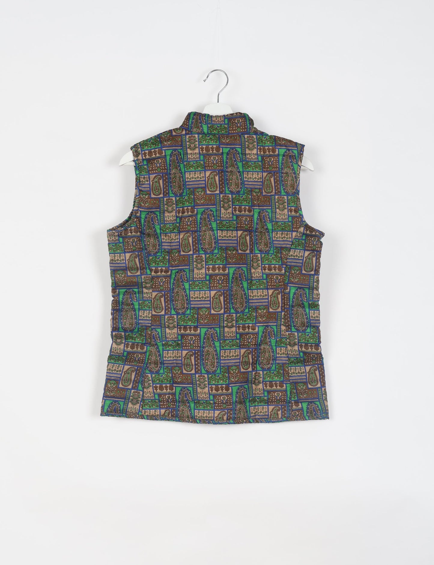 Elevate your style with our QUILTED GILET, crafted from upcycled tropical saris. This sleeveless jacket, with its quilted warmth, is perfect for layering over tees or sweaters. Choose ethical, green fashion and experience the comfort of sustainable living with a touch of home.
