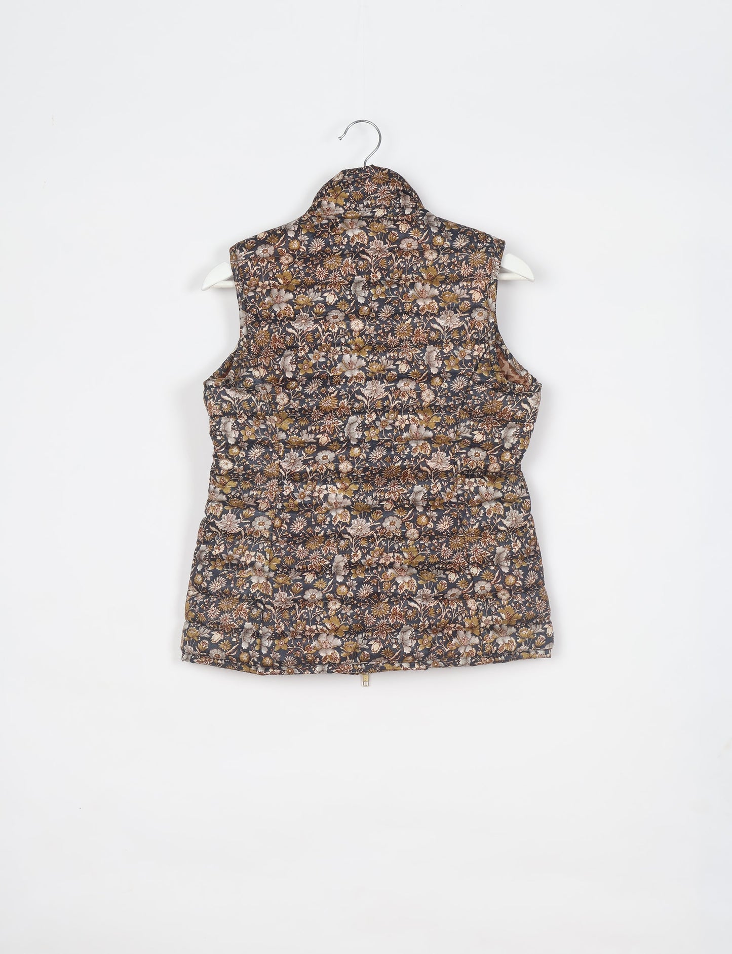 Elevate your style with our QUILTED GILET, crafted from upcycled tropical saris. This sleeveless jacket, with its quilted warmth, is perfect for layering over tees or sweaters. Choose ethical, green fashion and experience the comfort of sustainable living with a touch of home.