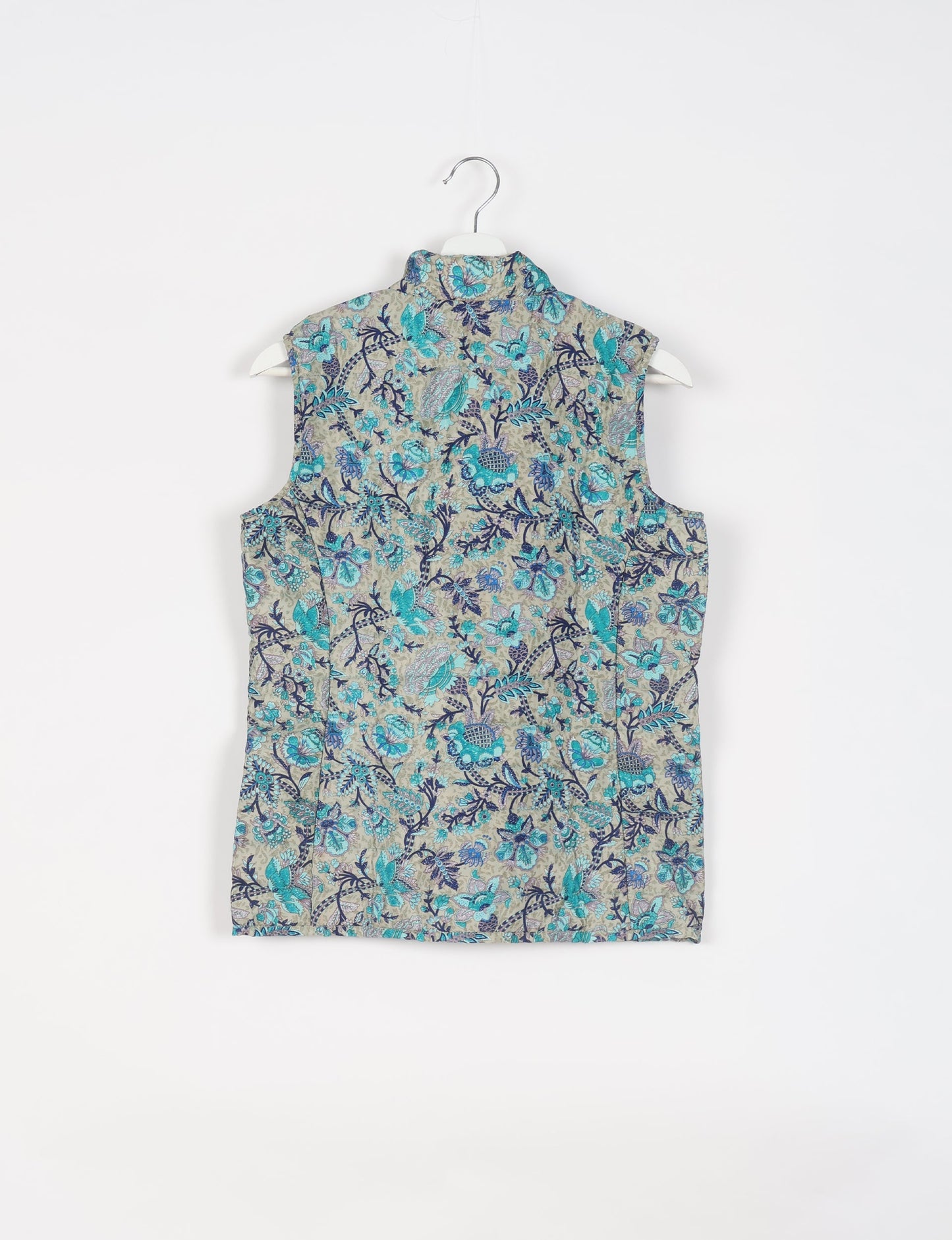 Elevate your style with our QUILTED GILET, crafted from upcycled tropical saris. This sleeveless jacket, with its quilted warmth, is perfect for layering over tees or sweaters. Choose ethical, green fashion and experience the comfort of sustainable living with a touch of home.