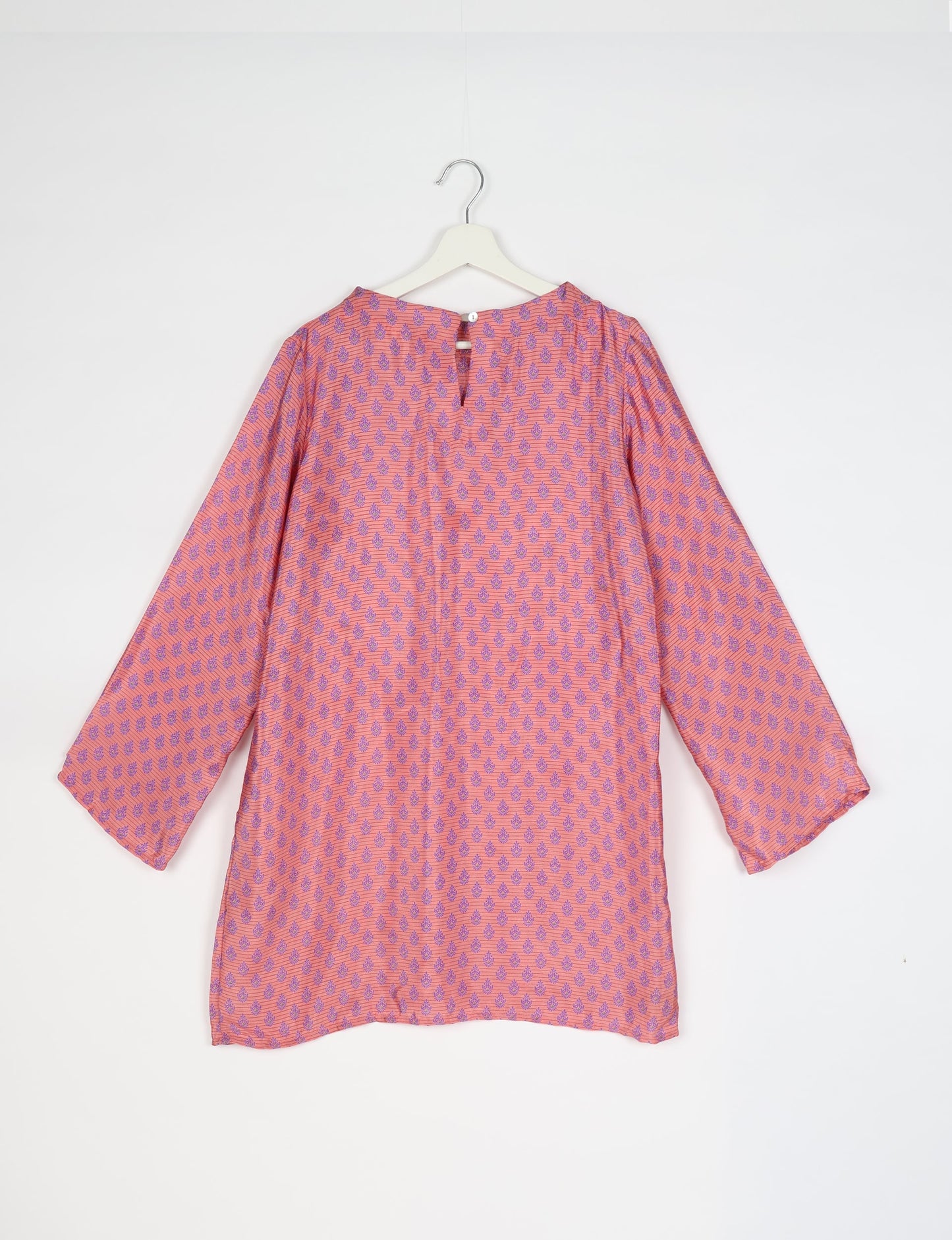 Chic and conscious, our A-line mini swing dress is a must-have in sustainable fashion. Adorned with flared sleeves, a keyhole back opening, and a mother of pearl button with twill tape loop. This zero waste, upcycled garment reflects the essence of eco-friendly and ethical clothing.