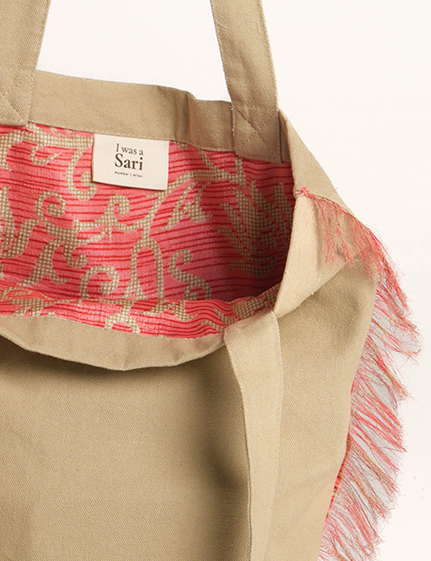 Stylish FRINGE SHOPPER BAG crafted from 100% cotton canvas with sari fringe edging. A spacious and functional accessory, perfect for sustainable shopping with form and fashion in mind.