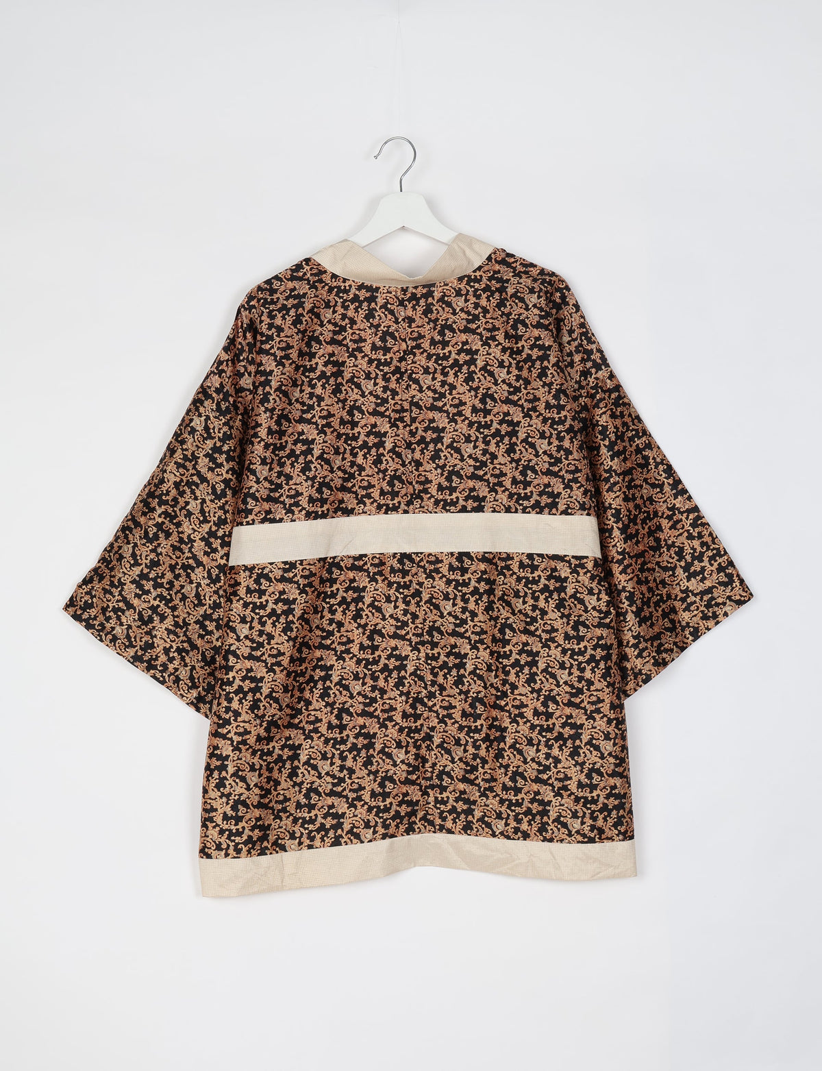 Chic and versatile KIMONO ROBE PRINT with a belt and loose straight-line sleeves. Throw it over swimwear, a t-shirt and shorts, leggings, or jeans for an instant style upgrade. Embrace fashionable versatility with this statement piece.