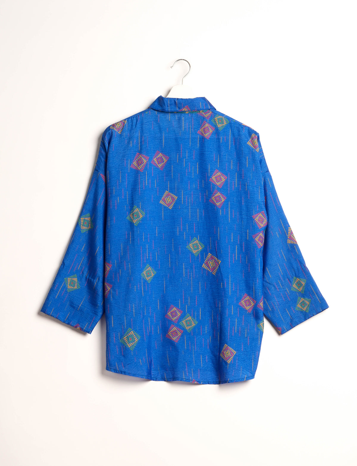 Experience chic comfort with our OVERSIZED SHIRT – a one-of-a-kind piece crafted from sari waste by talented Indian female artisans. With 3/4 length sleeves, a regular shirt collar, and a contrasting inner collar band, this shirt is perfect for work or casual hangouts. Versatile and stylish, it pairs effortlessly over a shift dress, jumpsuit, or with pants.