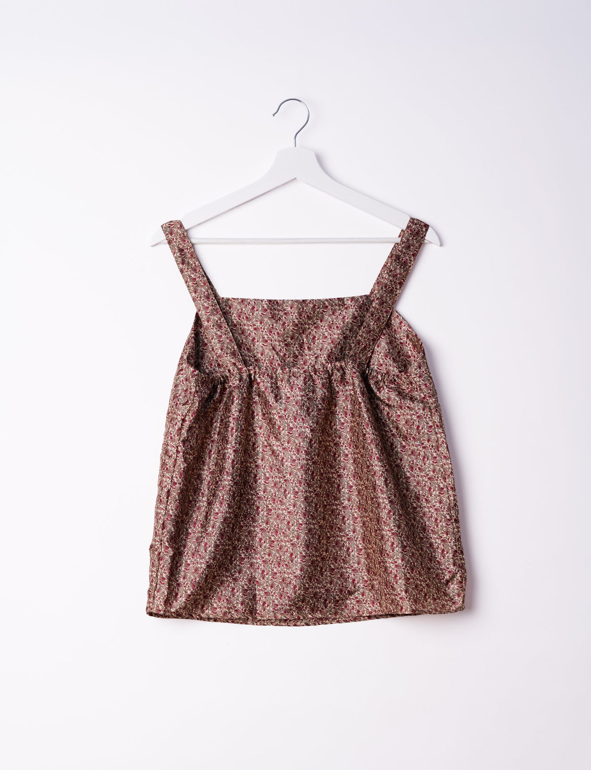Sustainable strap top with square neckline and adjustable straps. Made from eco-friendly materials for a stylish and conscious wardrobe choice.