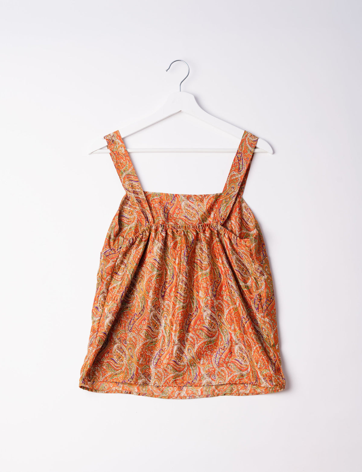 Sustainable strap top with square neckline and adjustable straps. Made from eco-friendly materials for a stylish and conscious wardrobe choice.