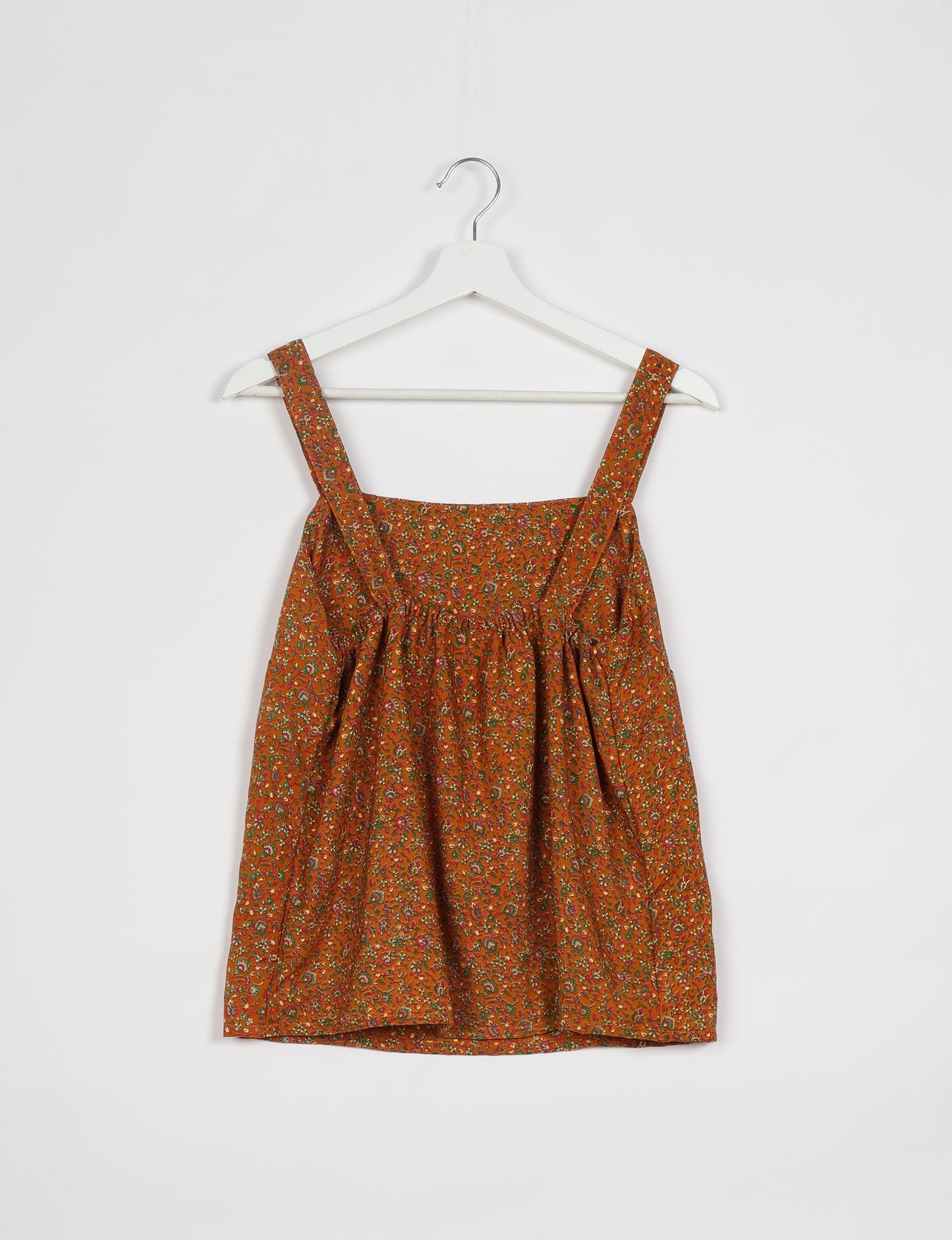 Sustainable strap top with square neckline and adjustable straps. Made from eco-friendly materials for a stylish and conscious wardrobe choice.