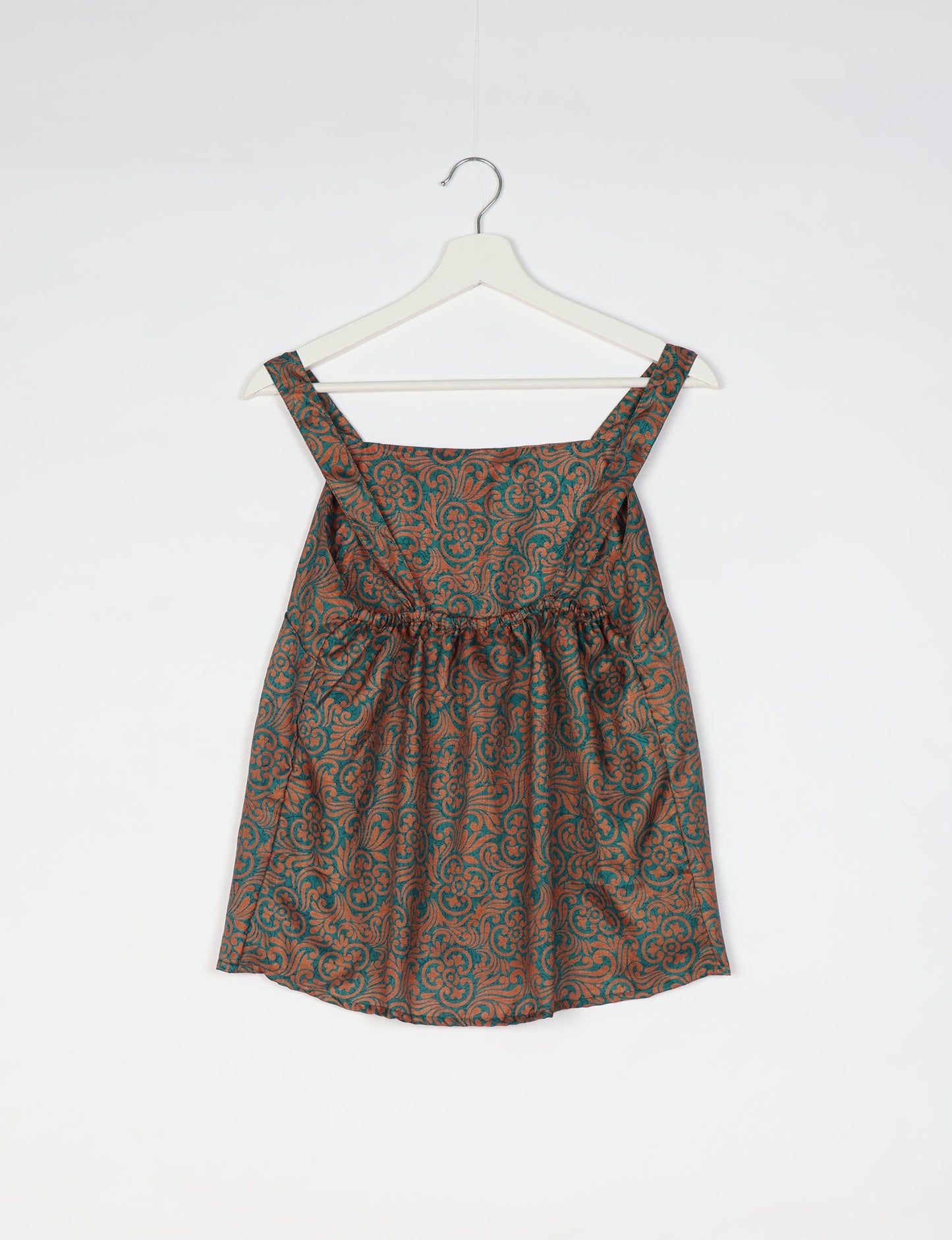 Sustainable strap top with square neckline and adjustable straps. Made from eco-friendly materials for a stylish and conscious wardrobe choice.