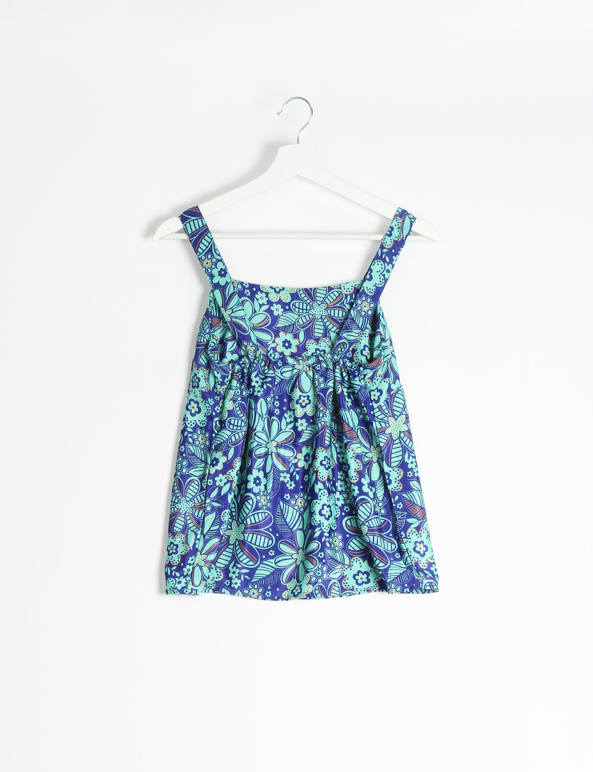 Sustainable strap top with square neckline and adjustable straps. Made from eco-friendly materials for a stylish and conscious wardrobe choice.