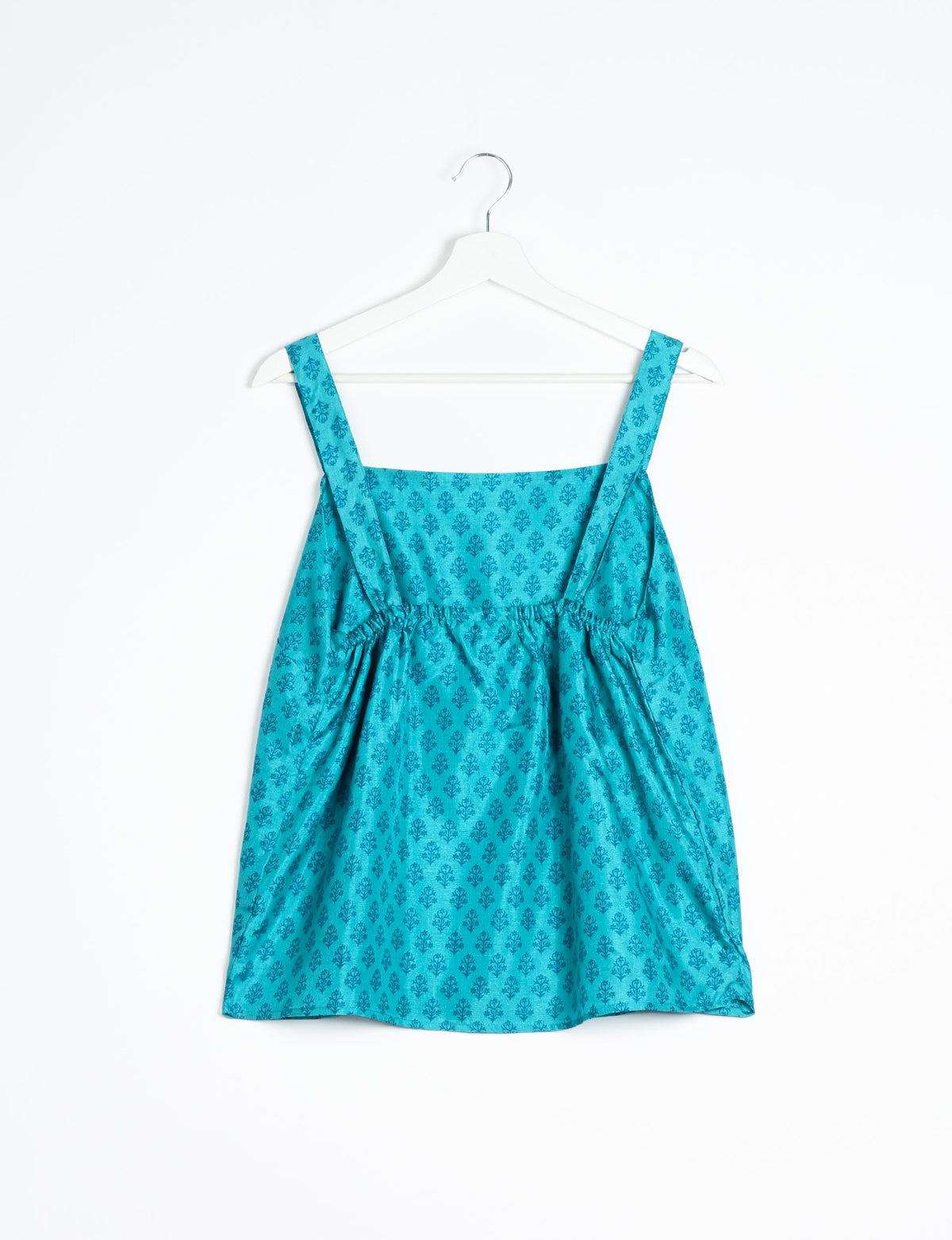 Sustainable strap top with square neckline and adjustable straps. Made from eco-friendly materials for a stylish and conscious wardrobe choice.