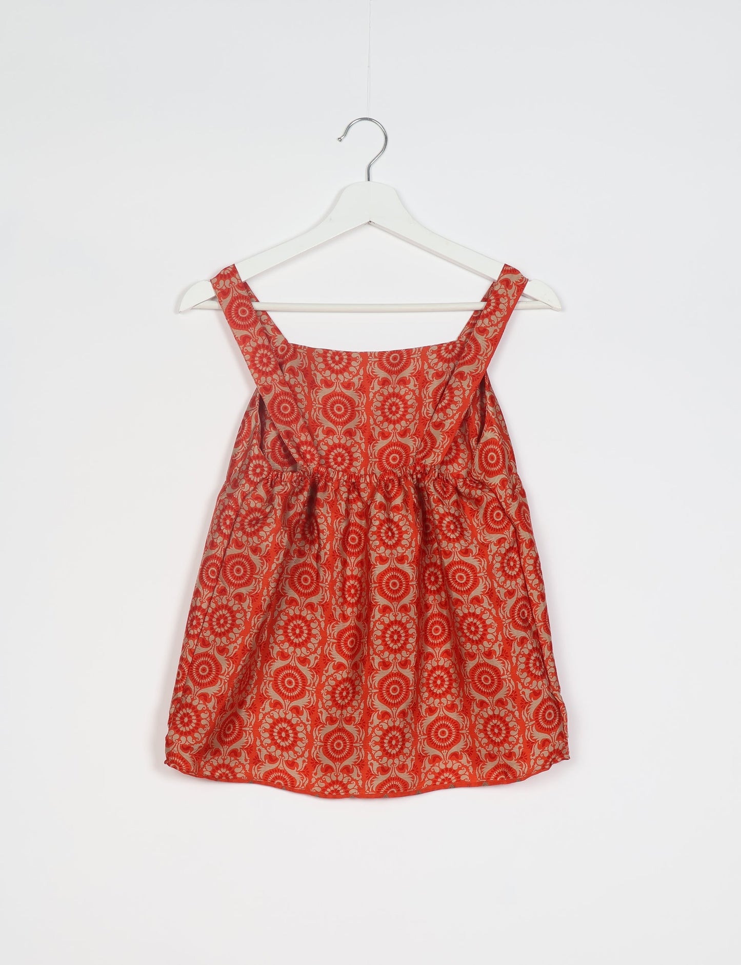 Sustainable strap top with square neckline and adjustable straps. Made from eco-friendly materials for a stylish and conscious wardrobe choice.