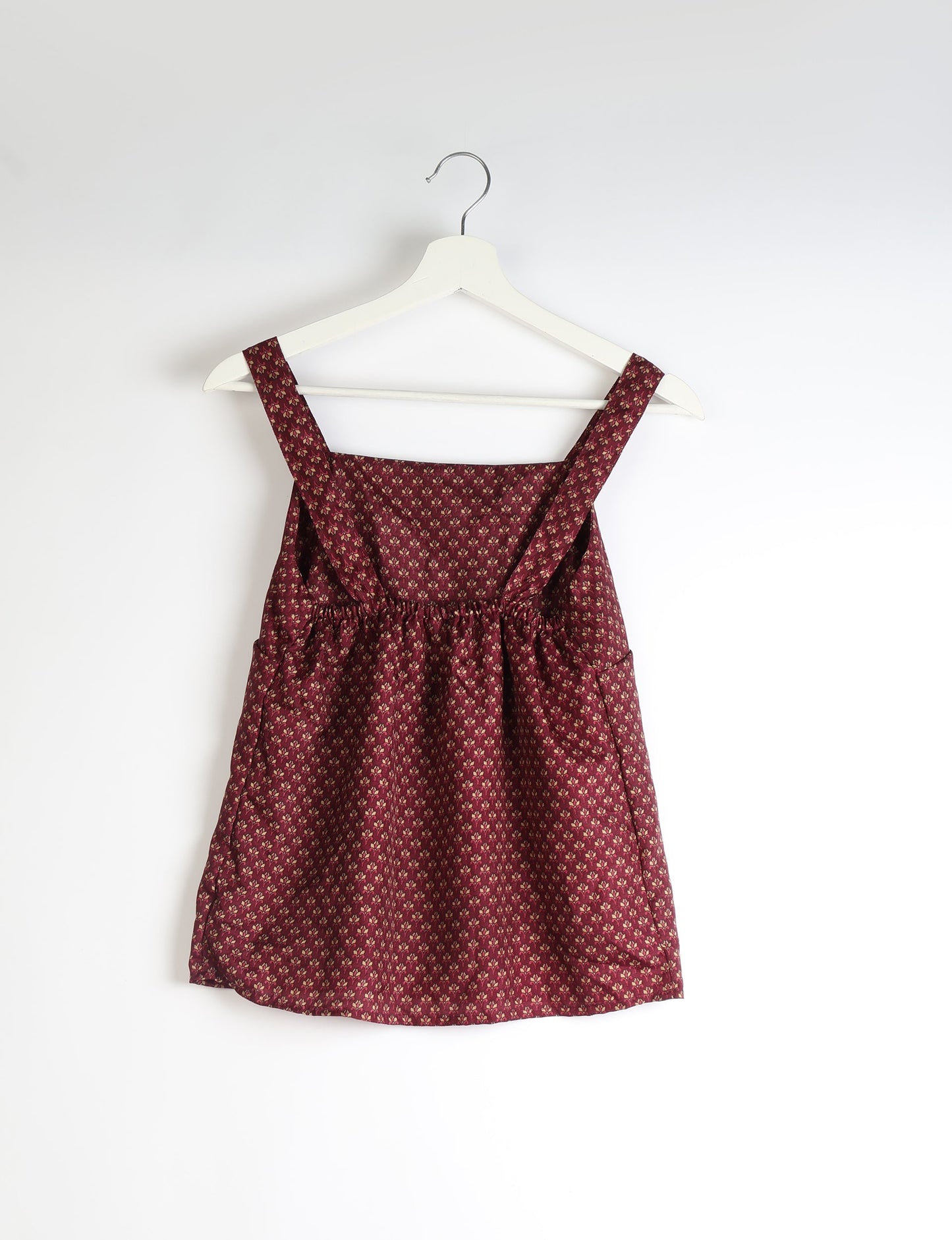 Sustainable strap top with square neckline and adjustable straps. Made from eco-friendly materials for a stylish and conscious wardrobe choice.