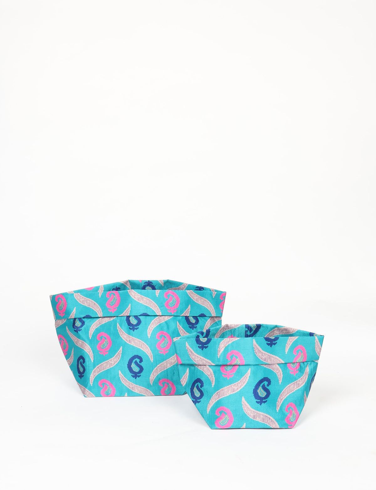 Upgrade your plant aesthetics sustainably with our PLANT POT COVER SET – two handmade covers crafted from preloved saris. Ethical and green, these covers bring eco-friendly charm to your plants and your space.