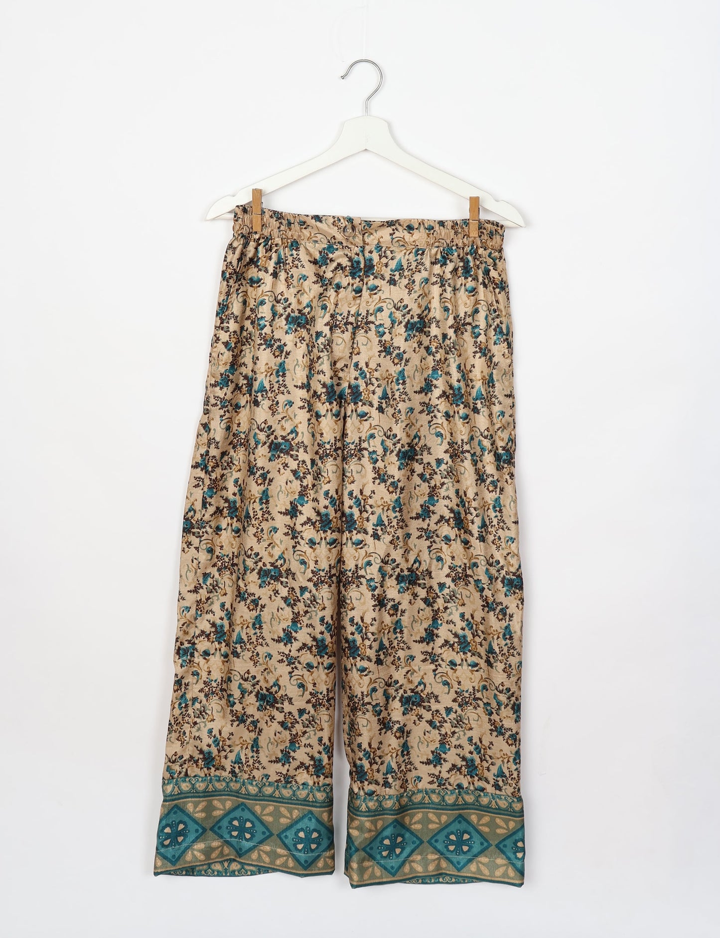 Comfortable and stylish lounge set crafted with care, representing eco clothing, carbon neutral clothing, and repurposed clothing. A co-ord set aligned with conscious clothing, upcycled women’s clothing, and the spirit of the fashion revolution.