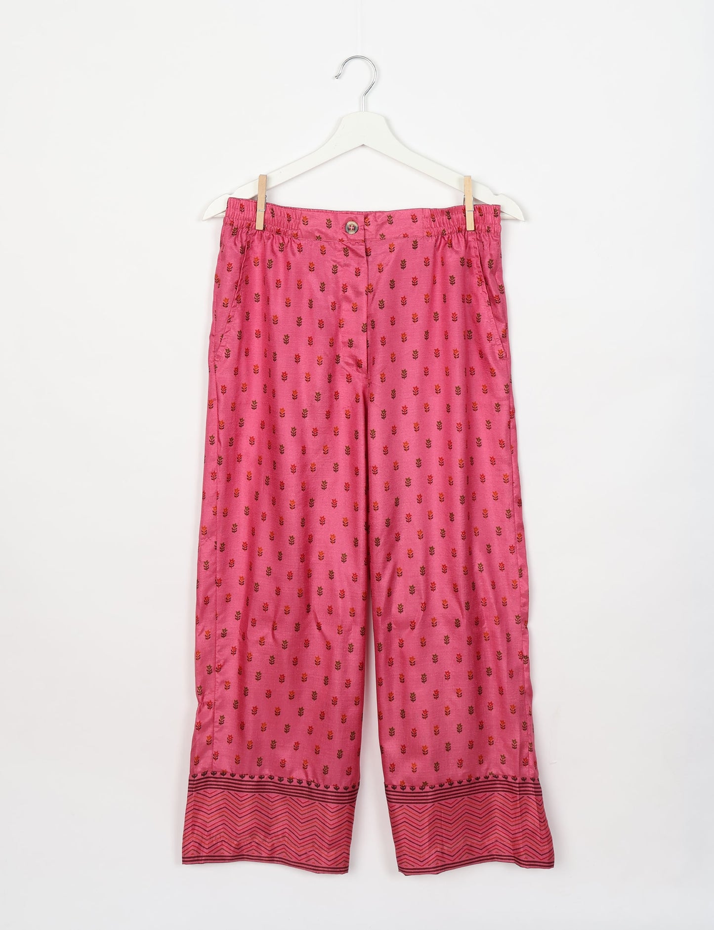 Comfortable and stylish lounge set crafted with care, representing eco clothing, carbon neutral clothing, and repurposed clothing. A co-ord set aligned with conscious clothing, upcycled women’s clothing, and the spirit of the fashion revolution.