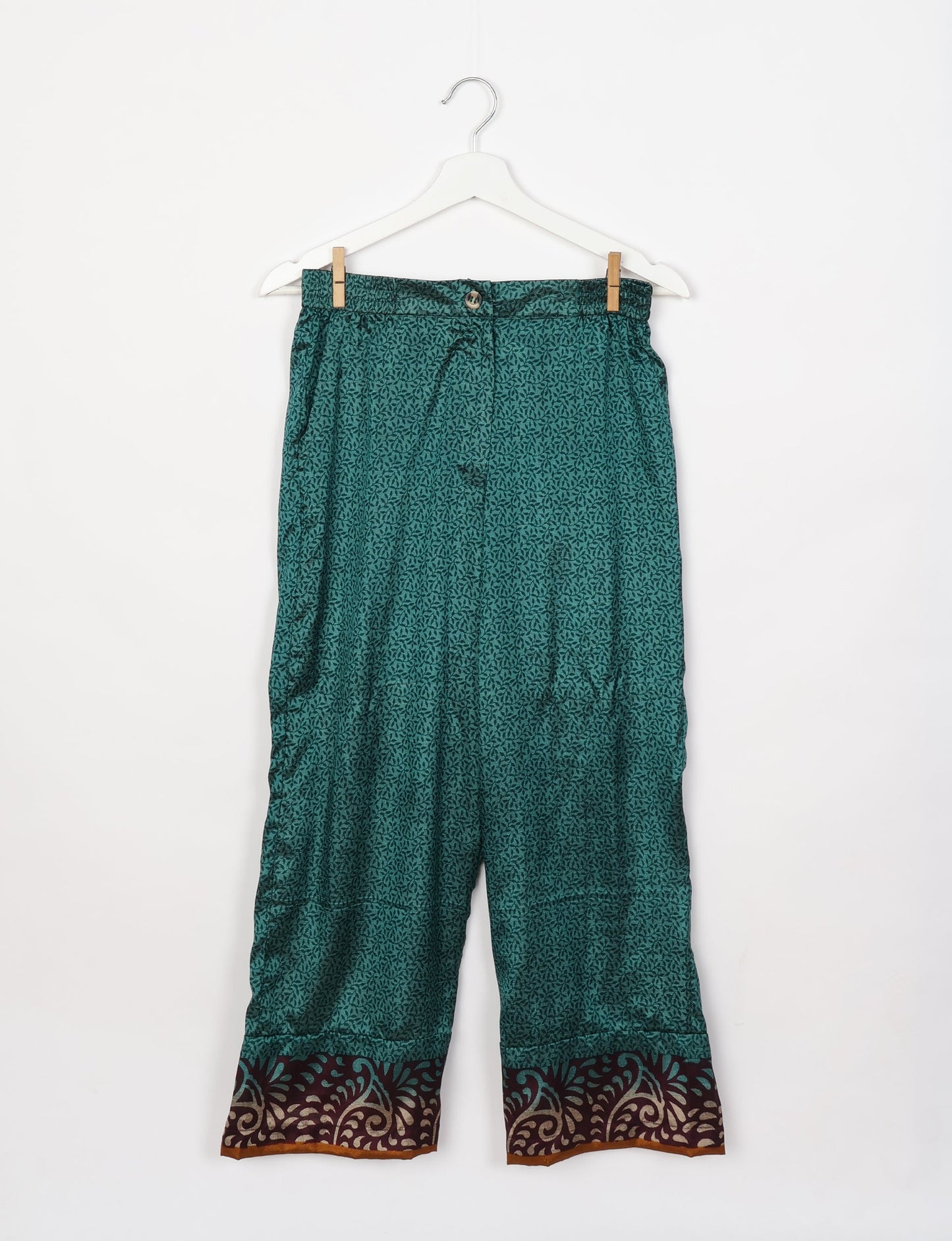 Comfortable and stylish lounge set crafted with care, representing eco clothing, carbon neutral clothing, and repurposed clothing. A co-ord set aligned with conscious clothing, upcycled women’s clothing, and the spirit of the fashion revolution.