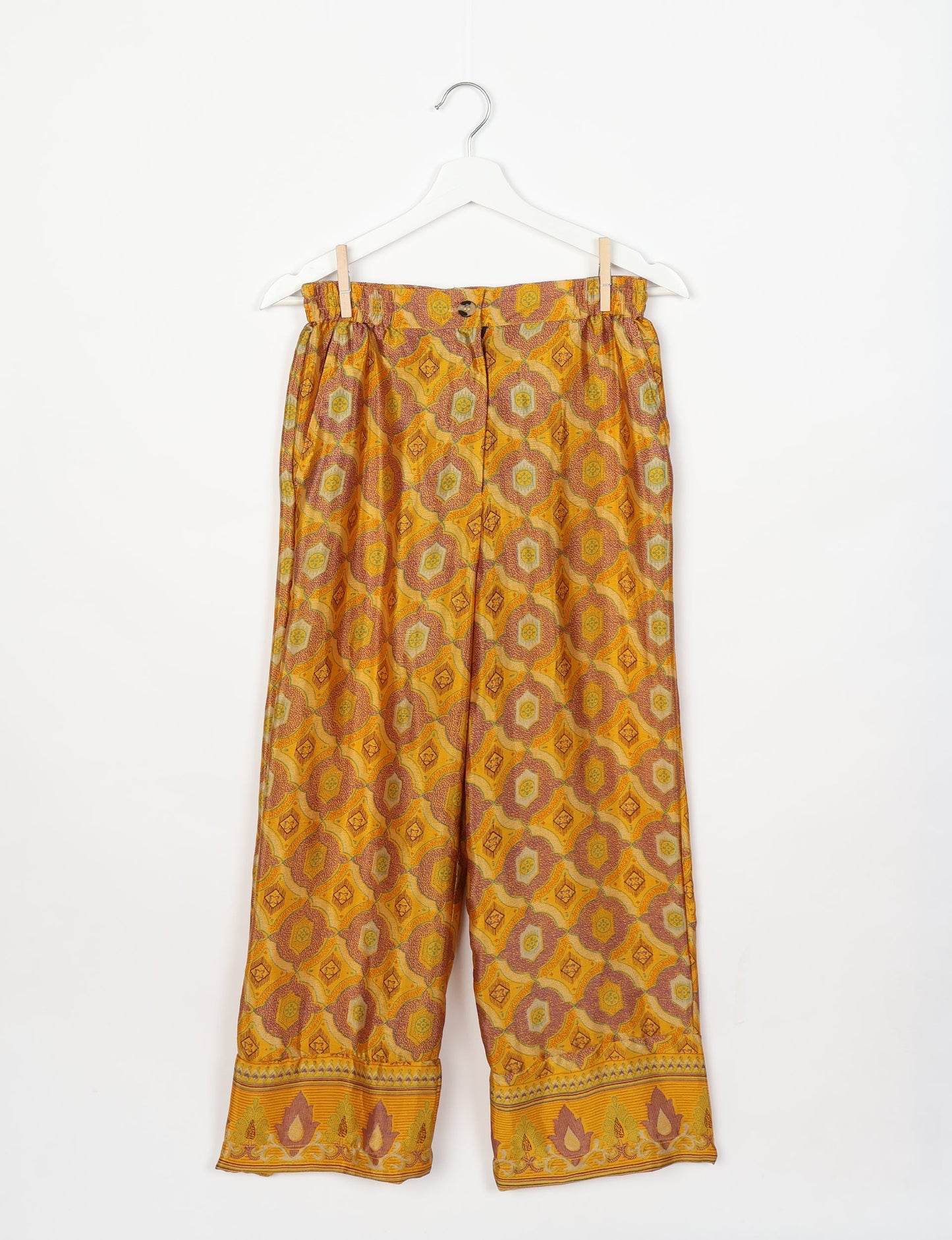 Comfortable and stylish lounge set crafted with care, representing eco clothing, carbon neutral clothing, and repurposed clothing. A co-ord set aligned with conscious clothing, upcycled women’s clothing, and the spirit of the fashion revolution.