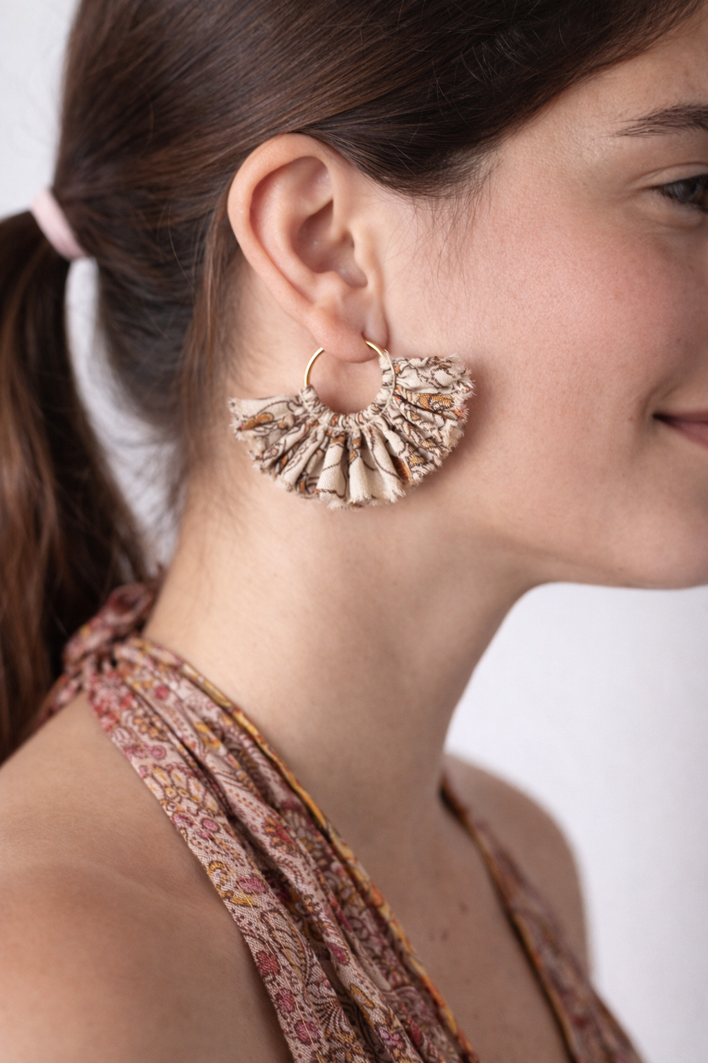Frill hoop earrings - Beige Tropical